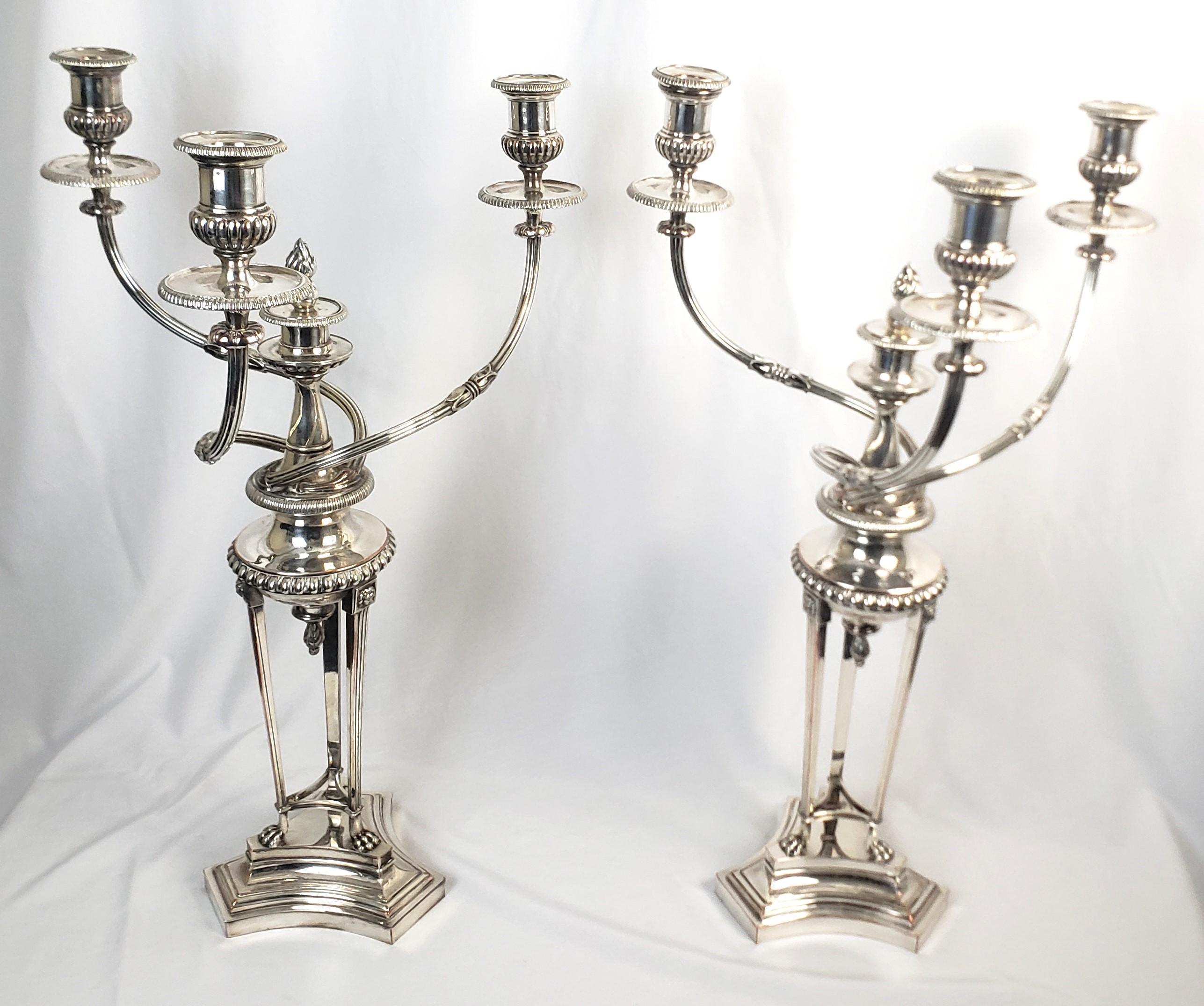 Plaqué argent Paire de grands candélabres anciens Matthew Boulton Regency à trois bras en métal argenté en vente