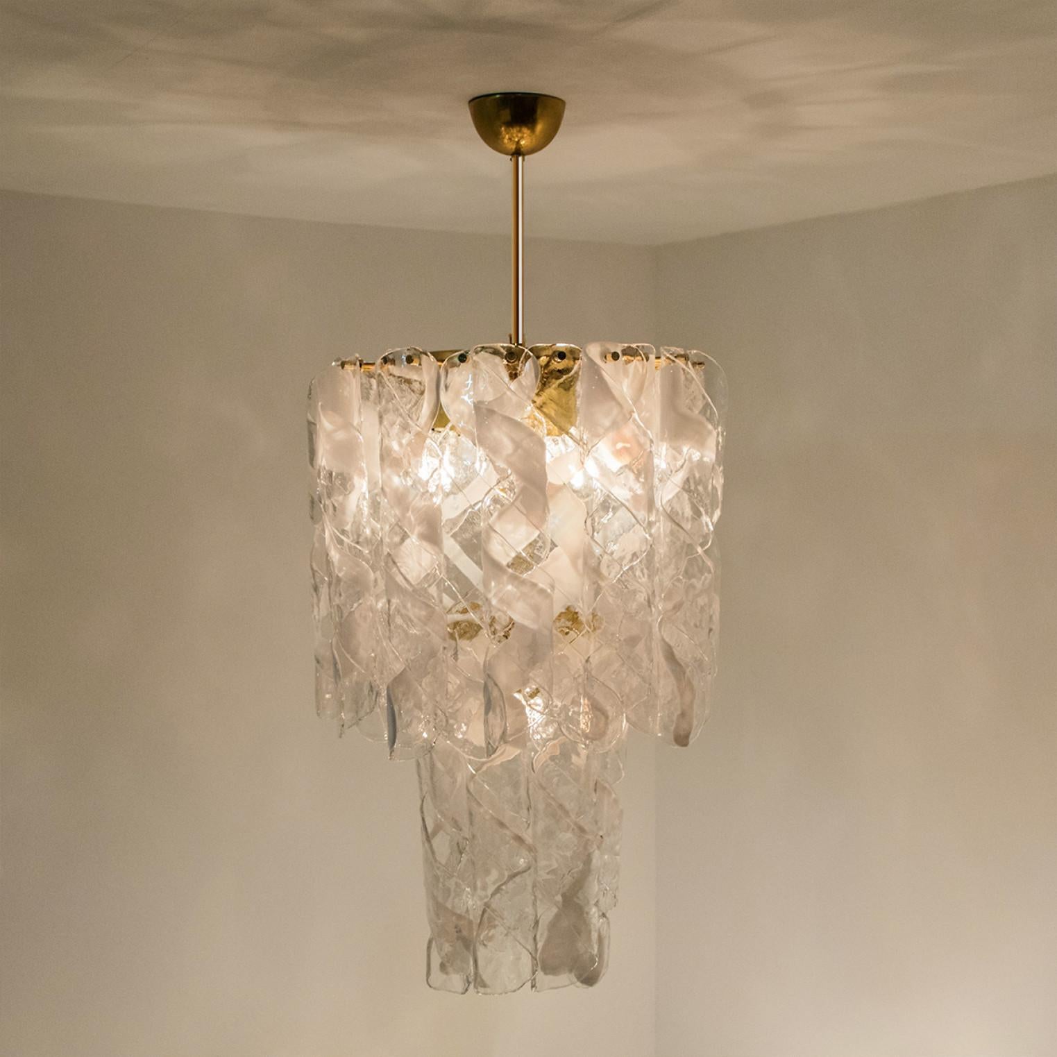 Coppia di enormi lampadari a spirale in ottone bianco di Murano 