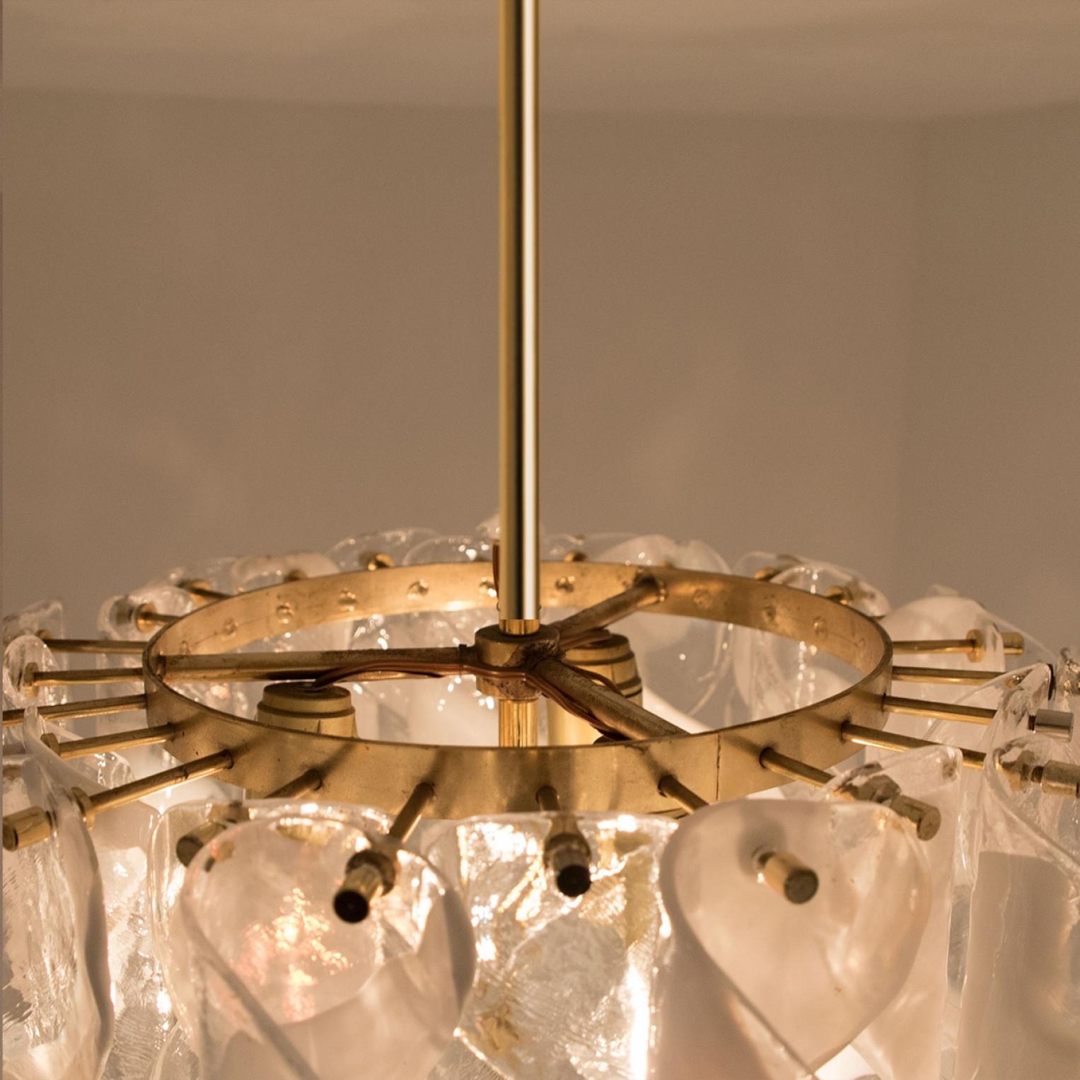 Coppia di enormi lampadari a spirale in ottone bianco di Murano 
