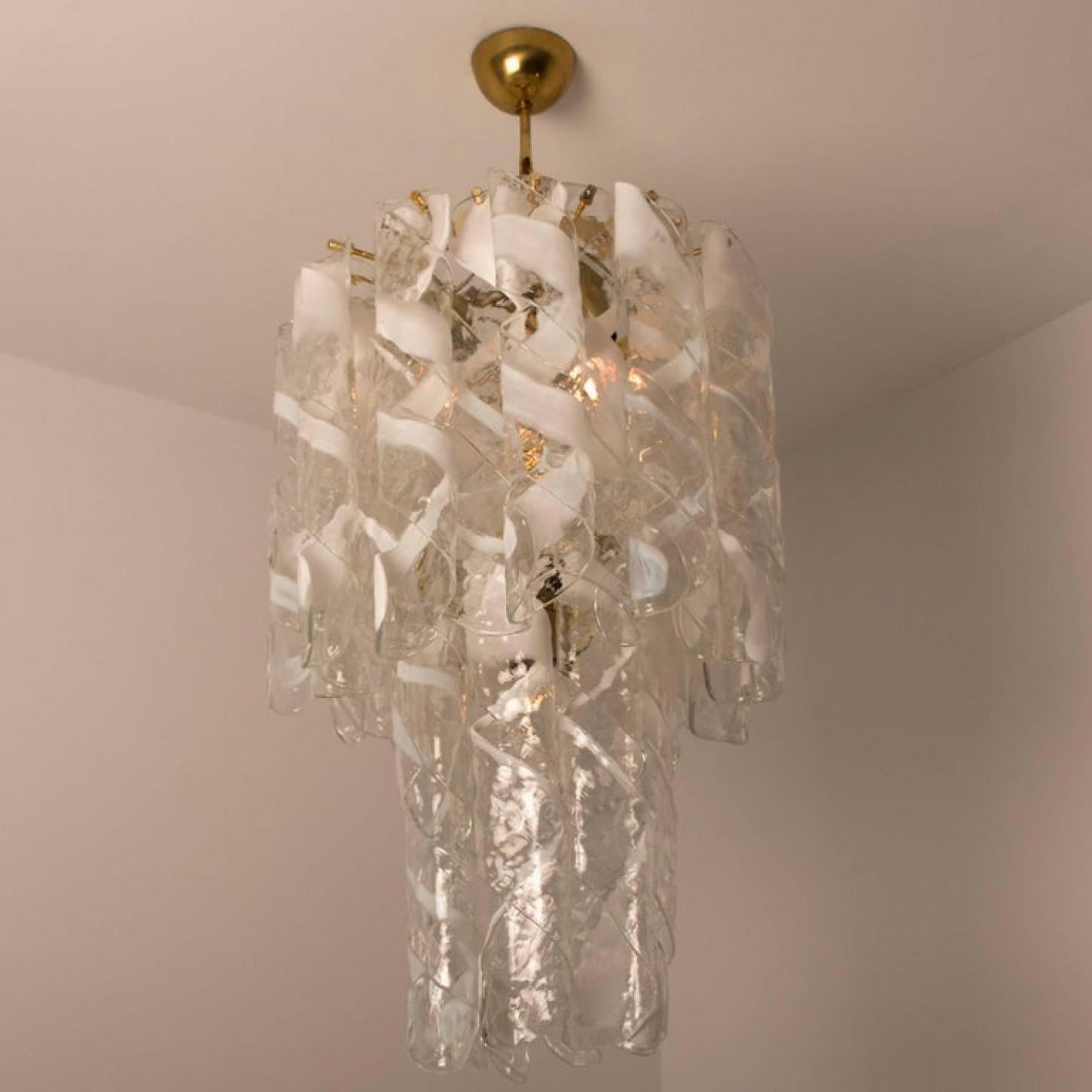 Mid-Century moderno Coppia di enormi lampadari a spirale in ottone bianco di Murano 