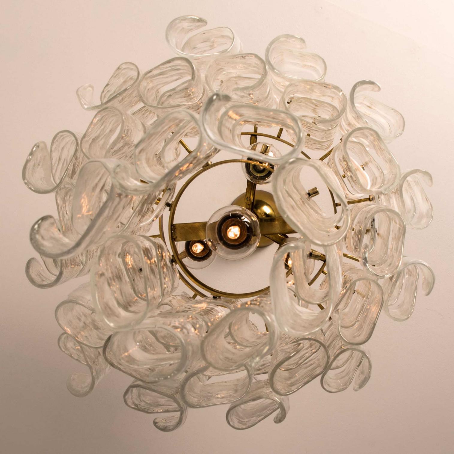 Italiano Coppia di enormi lampadari a spirale in ottone bianco di Murano 