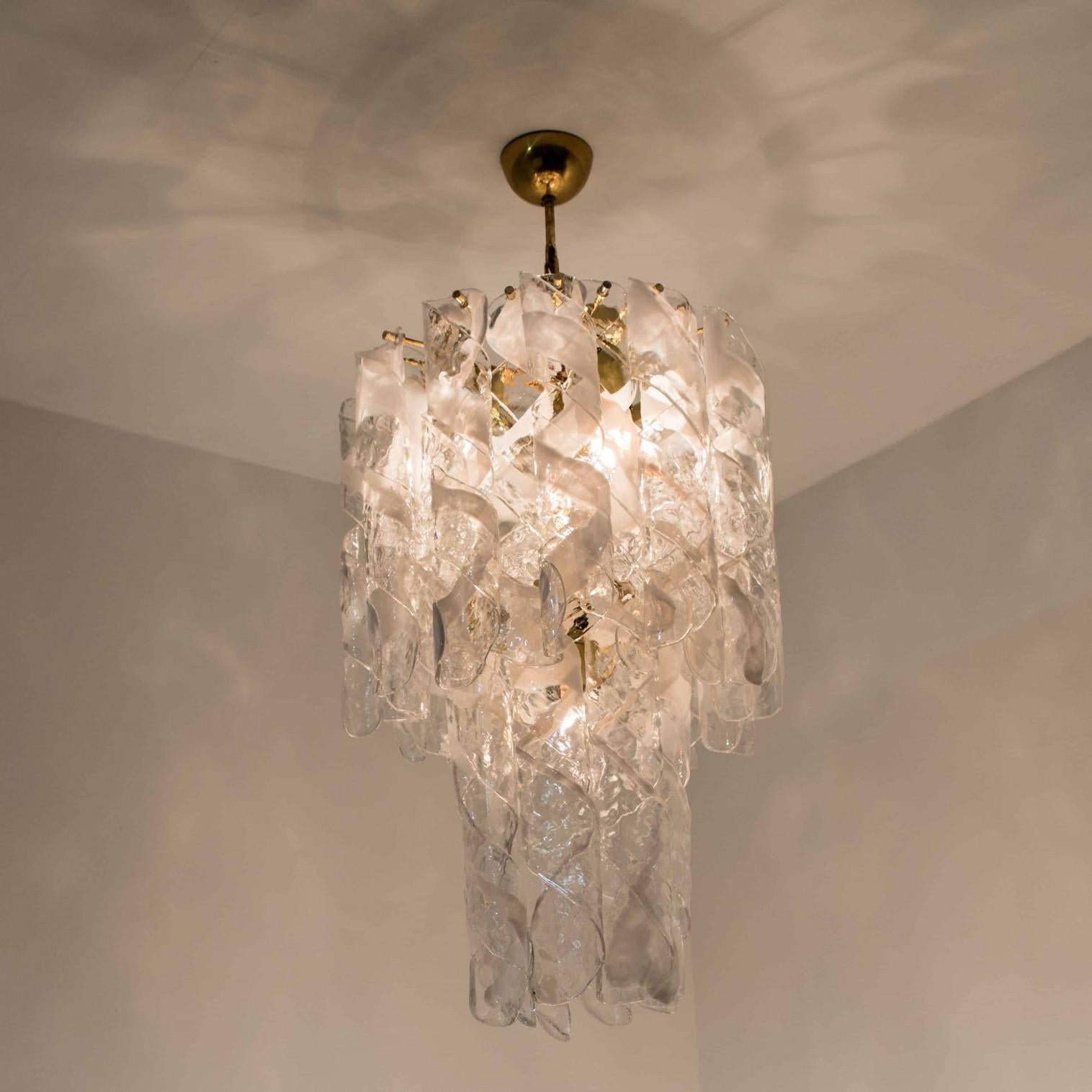 Coppia di enormi lampadari a spirale in ottone bianco di Murano 