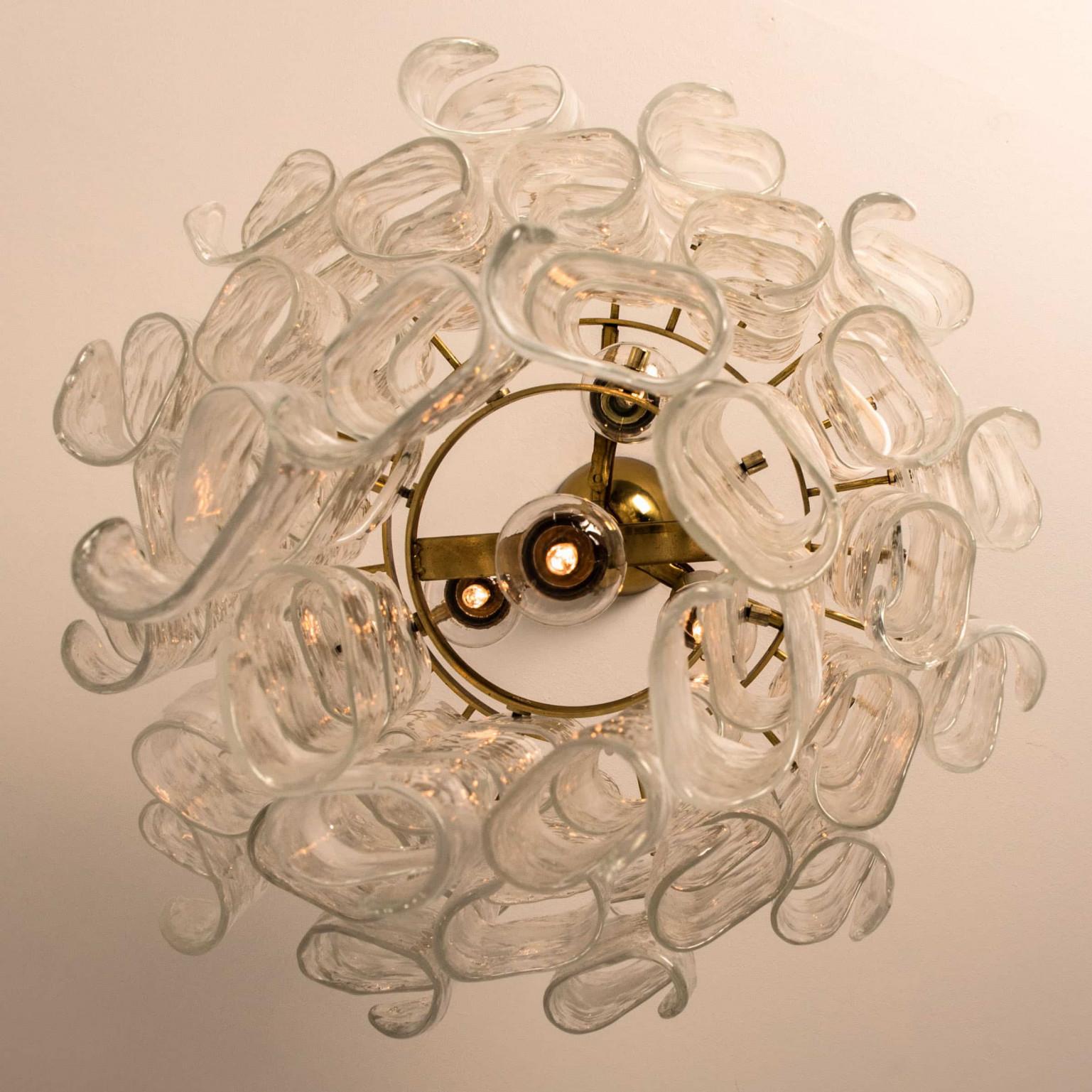 Coppia di enormi lampadari a spirale in ottone bianco di Murano 