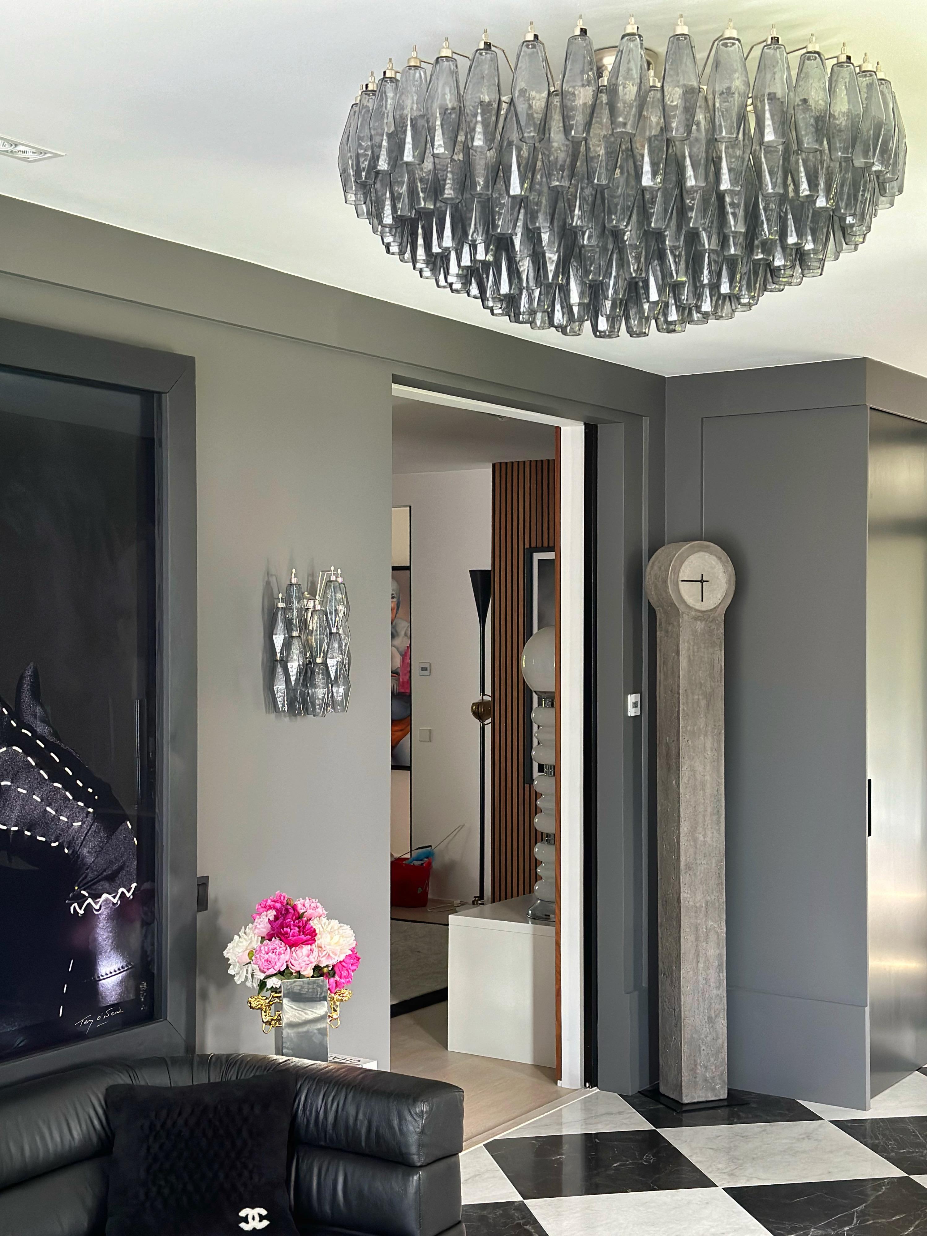 Mid-Century moderno Coppia di enormi lampadari di Murano grigio fumé in stile Carlo Scarpa. in vendita