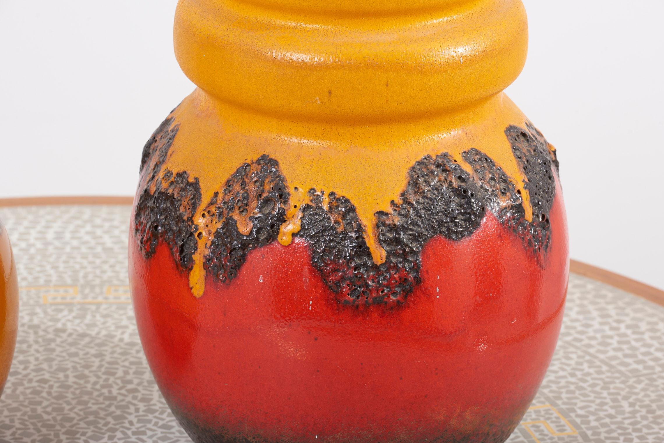 Ensemble de 2 énormes vases en céramique de lave grasse, fabriqués dans les années 1960 en Allemagne de l'Ouest.

Les dimensions individuelles sont :
A : Dm. 23 cm x H 41 cm
B : Dm. 28 cm x H 53 cm.