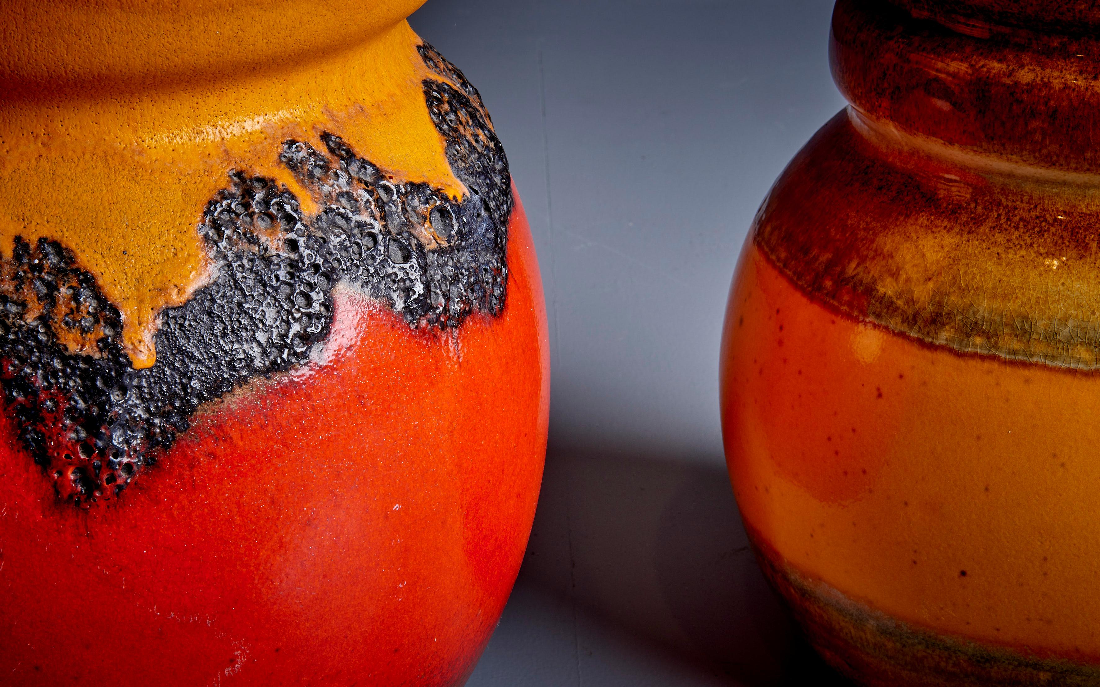 Satz von 2 großen Vasen aus fetter Lava-Keramik, hergestellt in den 1960er Jahren in West-Deutschland.

Die einzelnen Dimensionen sind:
A: Dm. 23 cm x H 41 cm
B: Dm. 28 cm x H 53 cm.