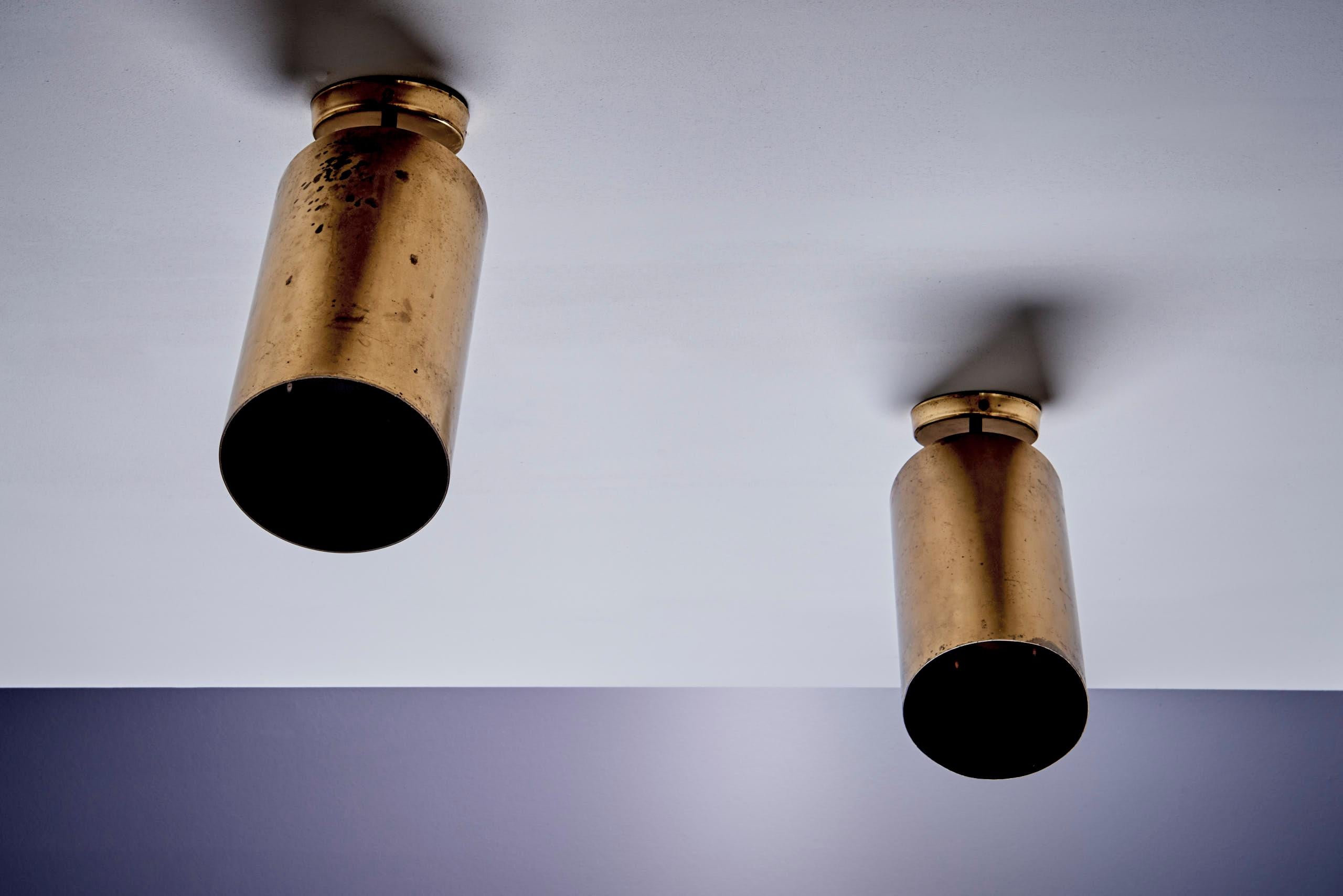 
Vielseitiges Paar zylindrischer Lampen von Parscot, geeignet für die Deckenmontage. Die aus massivem Messing gefertigte Leuchte mit reichlich gealterter Patina lässt sich zur Lichtlenkung ausrichten. In ursprünglichem Zustand mit authentischen