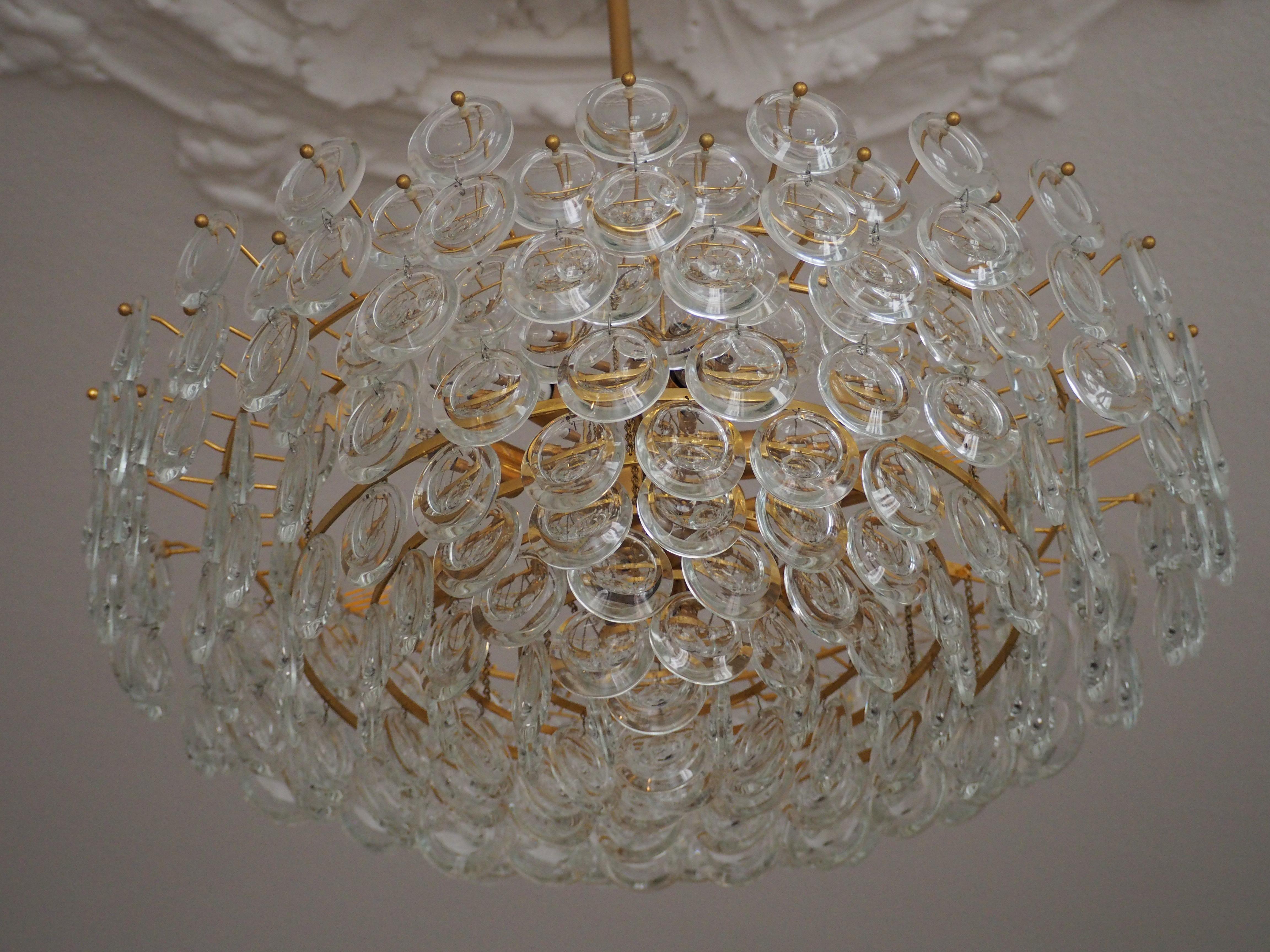 Pair of Huge Gold-Plated and Cut Glass Chandeliers by Palwa, circa 1960s In condizioni ottime in vendita a Wiesbaden, Hessen