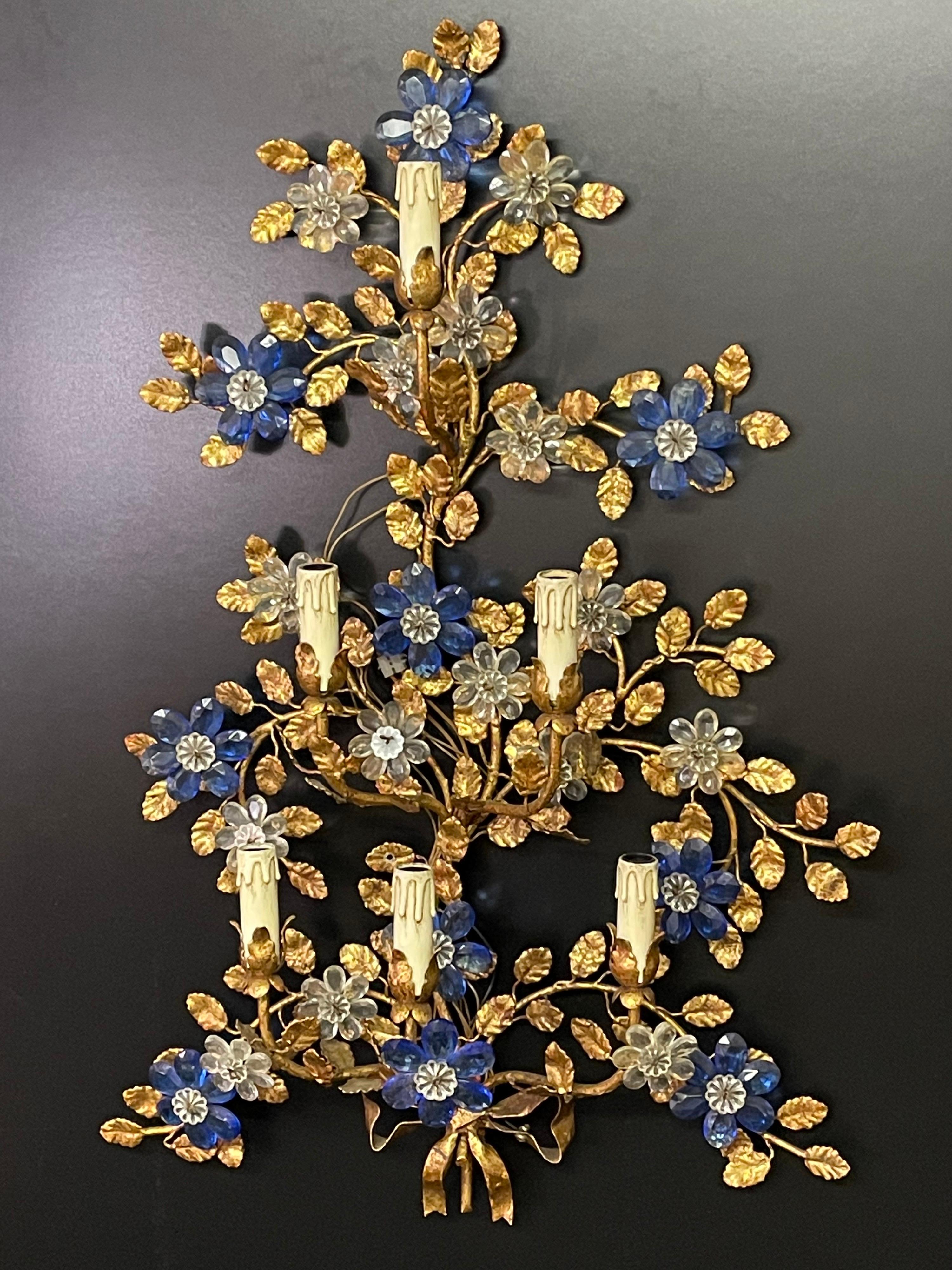 Paar riesige italienische Wandleuchter aus vergoldetem Eisen und blauem Kristall mit Blumen, ca. 1970er Jahre im Angebot 5