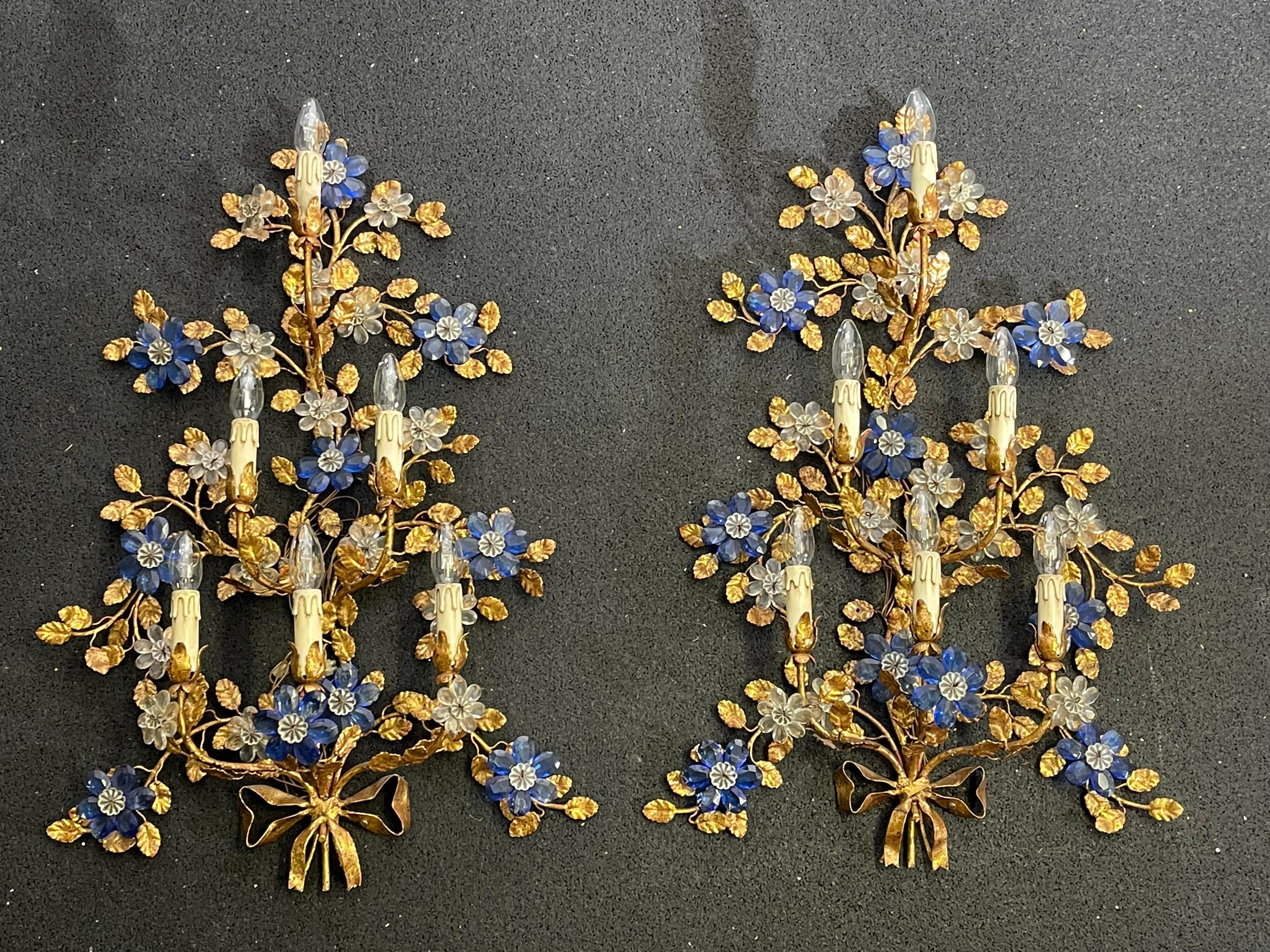 Ein wunderschönes Paar Wandleuchter aus vergoldetem Eisen und Kristallblumen.
Italien, ca. 1970er Jahre.
Abmessungen: H 35,43