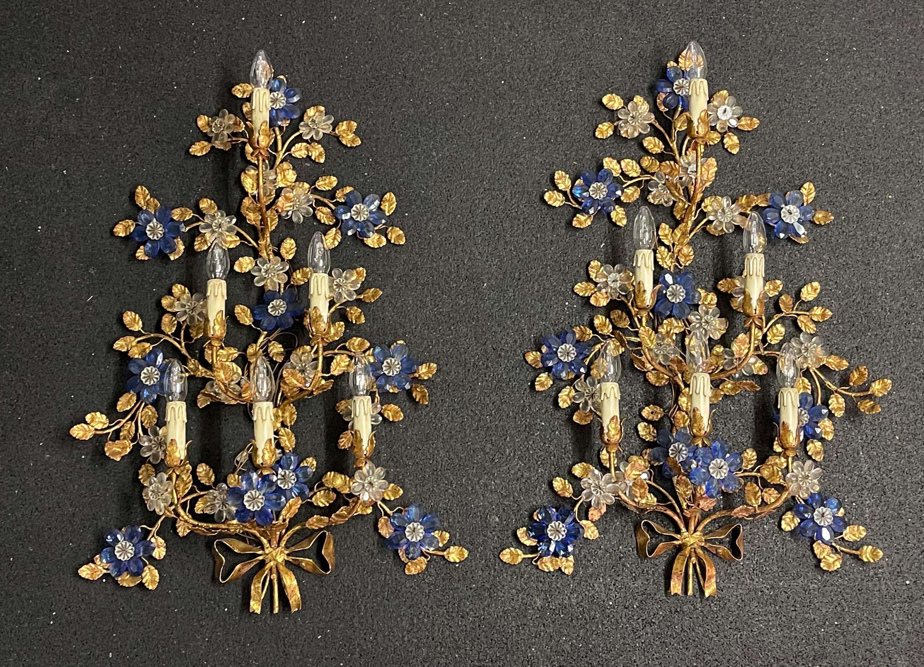 Paar riesige italienische Wandleuchter aus vergoldetem Eisen und blauem Kristall mit Blumen, ca. 1970er Jahre (Italienisch) im Angebot