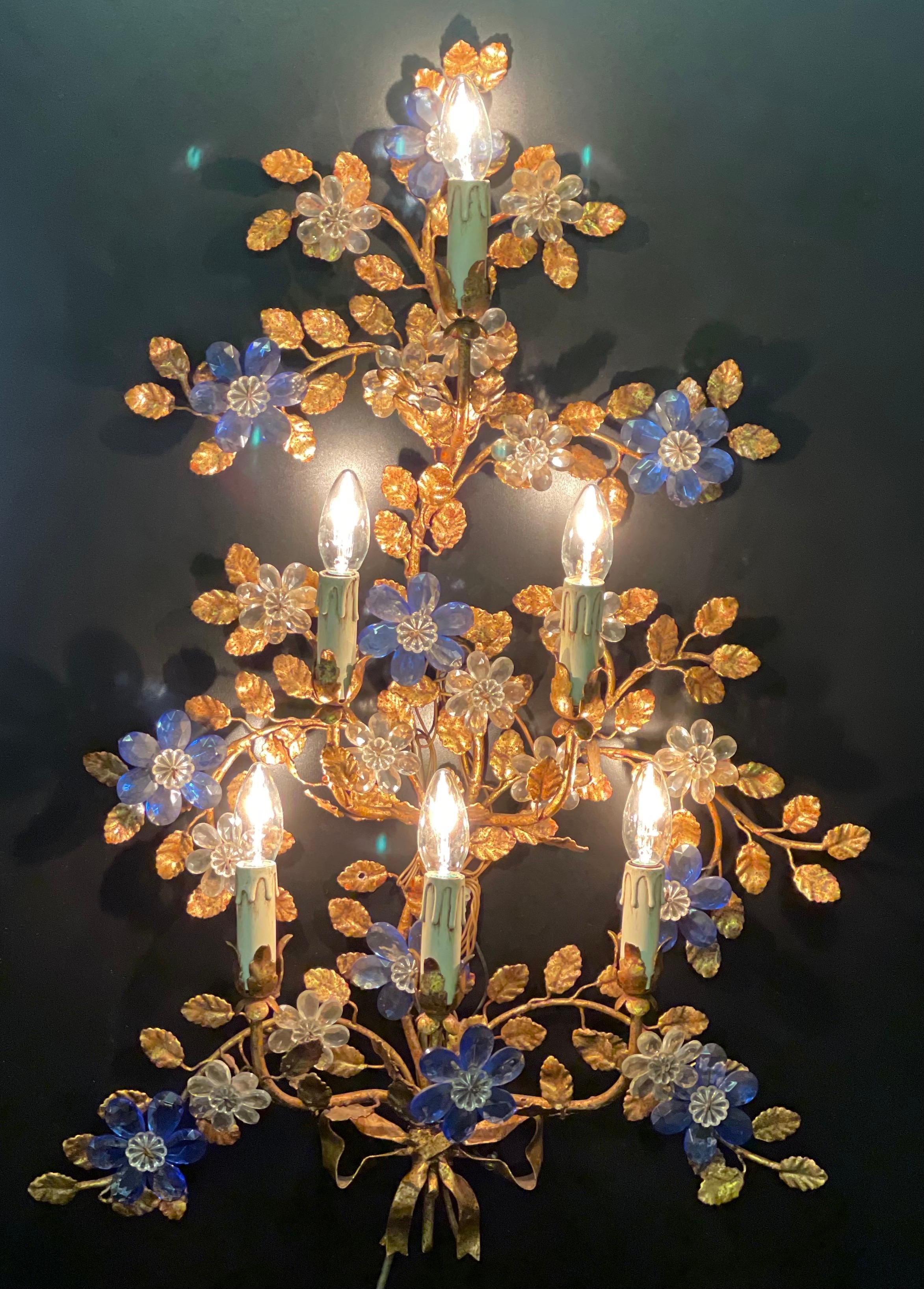 Paar riesige italienische Wandleuchter aus vergoldetem Eisen und blauem Kristall mit Blumen, ca. 1970er Jahre im Angebot 1