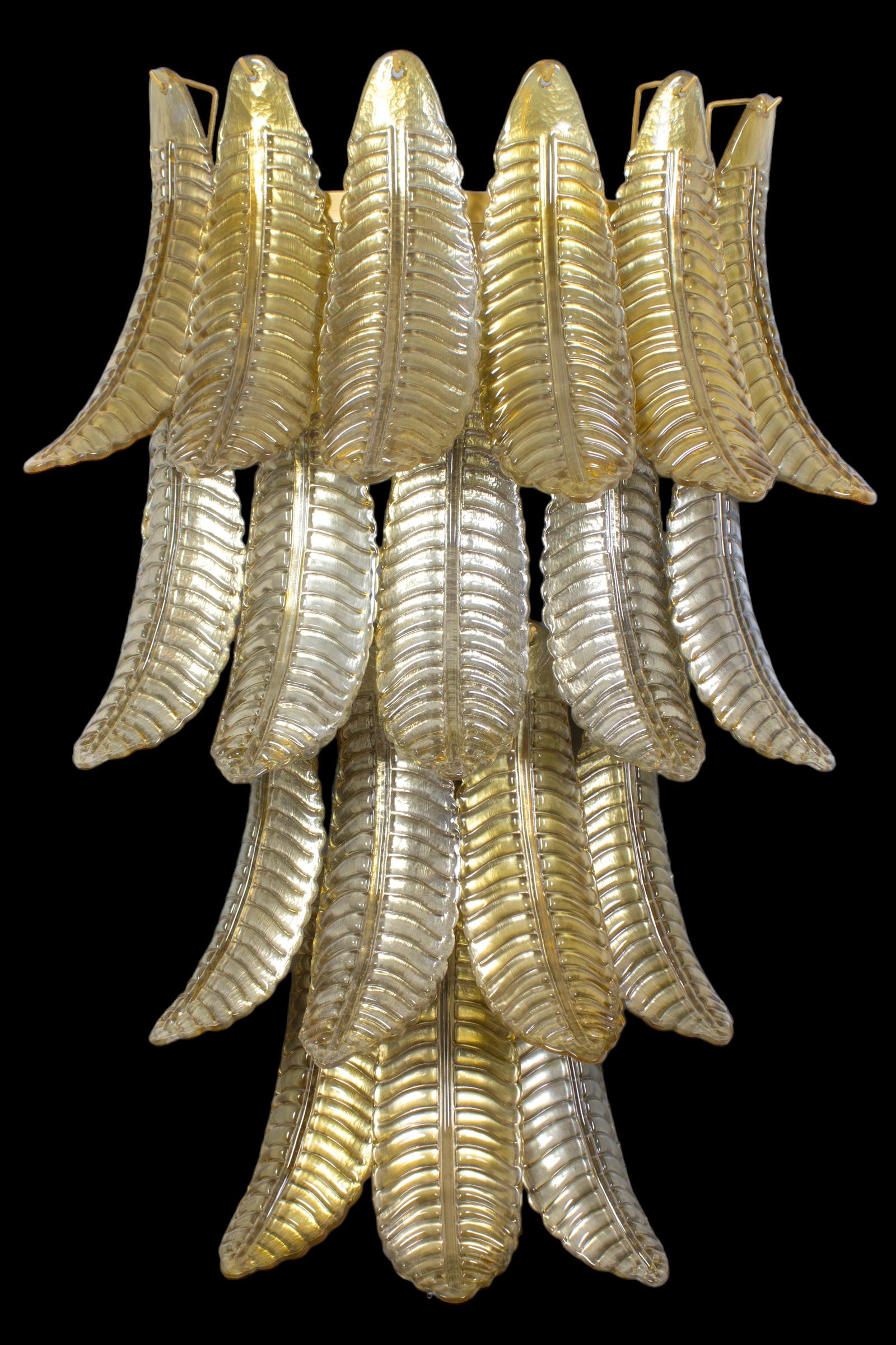Paar von  Großer Goldfarn  Leuchter aus Murano-Glas mit Messingbeschlägen.
Die Gläser sind in perfektem Zustand. 
Drei  sind 9 E 14 Glühbirnen. Wir können für Ihr Land Standards verdrahten.
Diese Leuchte kann zerlegt und die Gläser zum einfachen
