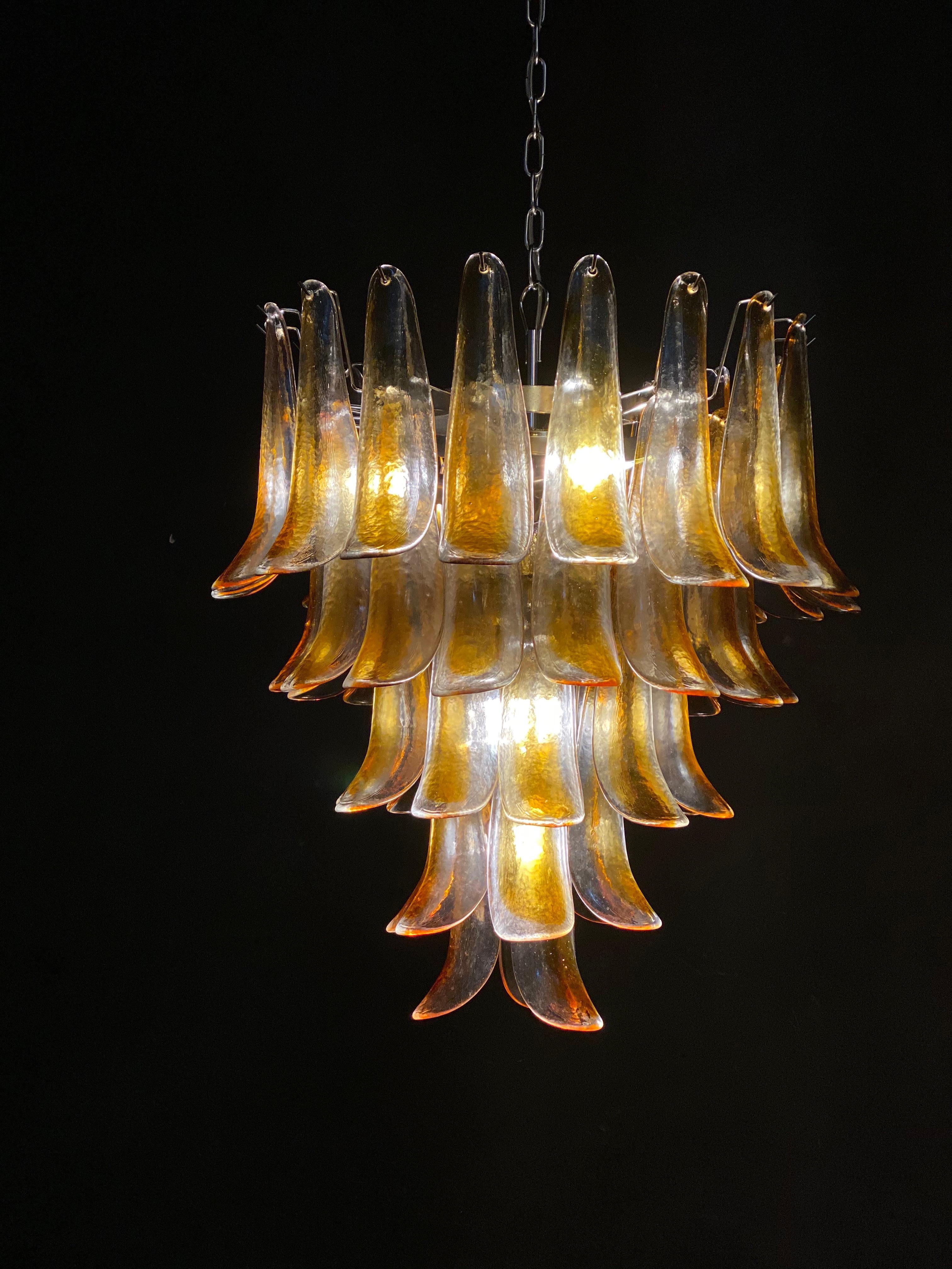 20ième siècle Paire d'énormes lustres italiens vintage de Murano avec des pétales en verre ambré:: 1970 en vente