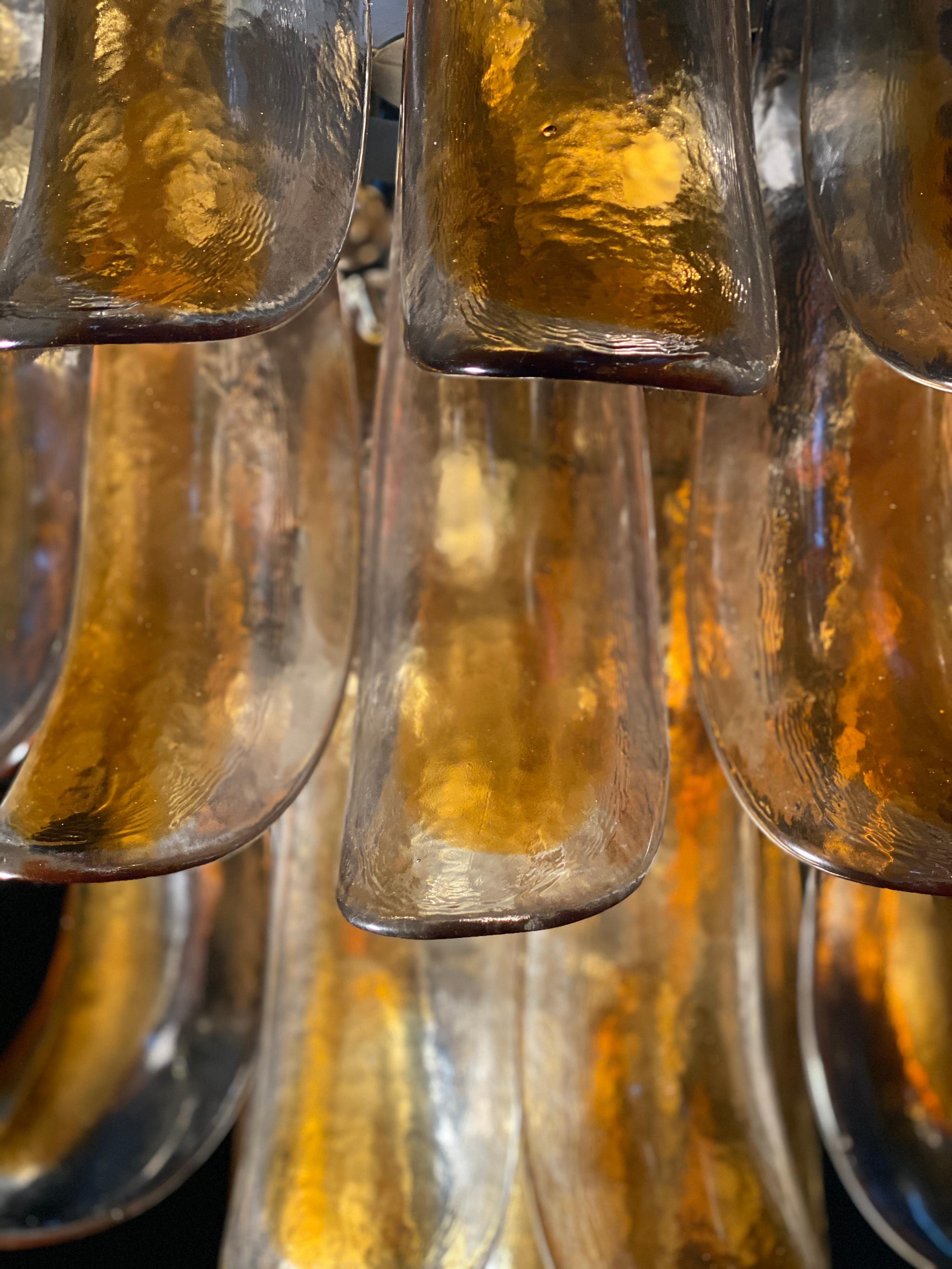 Paire d'énormes lustres italiens vintage de Murano avec des pétales en verre ambré:: 1970 en vente 2