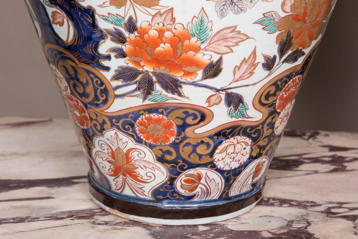 Pair of Huge Japanese Imari Vases with Lids, circa 1700 For Sale 1