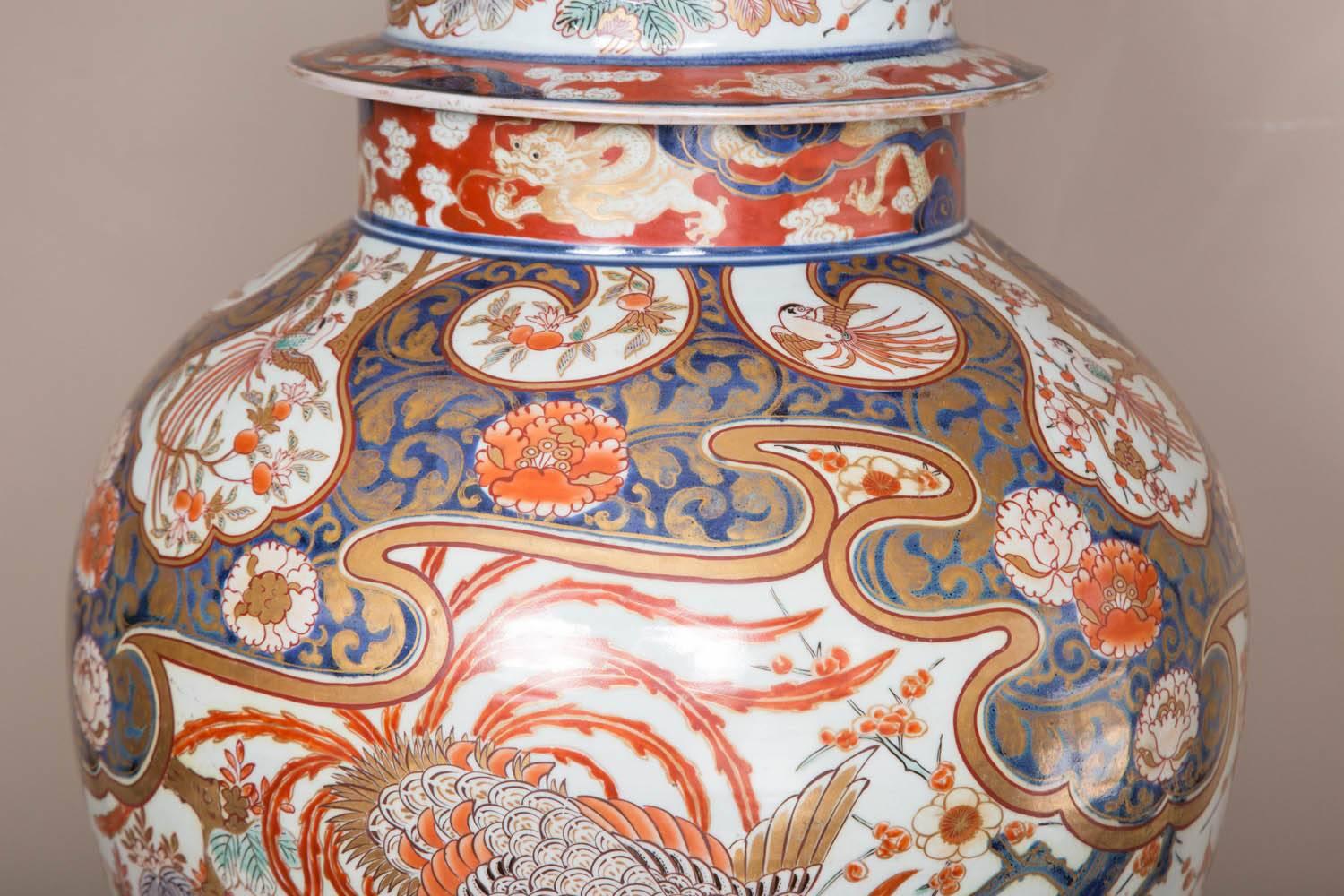 Pair of Huge Japanese Imari Vases with Lids, circa 1700 For Sale 3