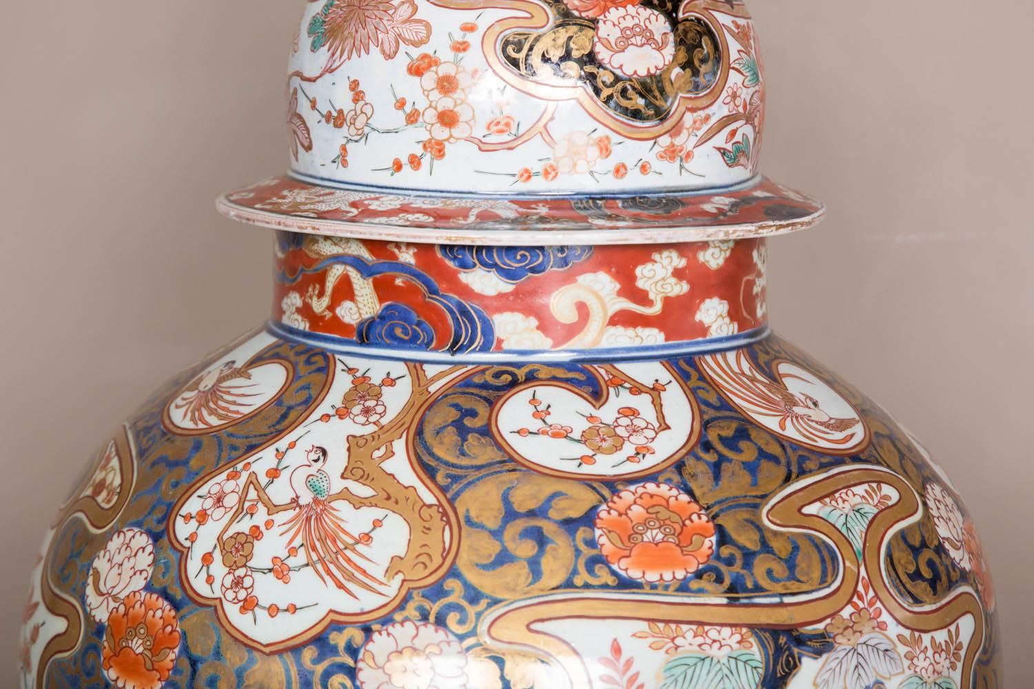Pair of Huge Japanese Imari Vases with Lids, circa 1700 For Sale 5
