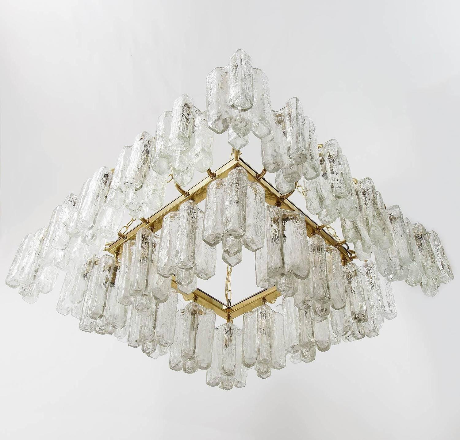 Austriaco Uno dei due enormi lampadari Kalmar 'Granada' con luci ad incasso in ottone e vetro 1970 in vendita