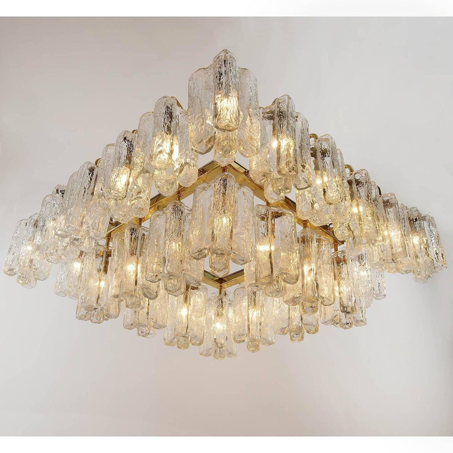 Vetro soffiato Uno dei due enormi lampadari Kalmar 'Granada' con luci ad incasso in ottone e vetro 1970 in vendita