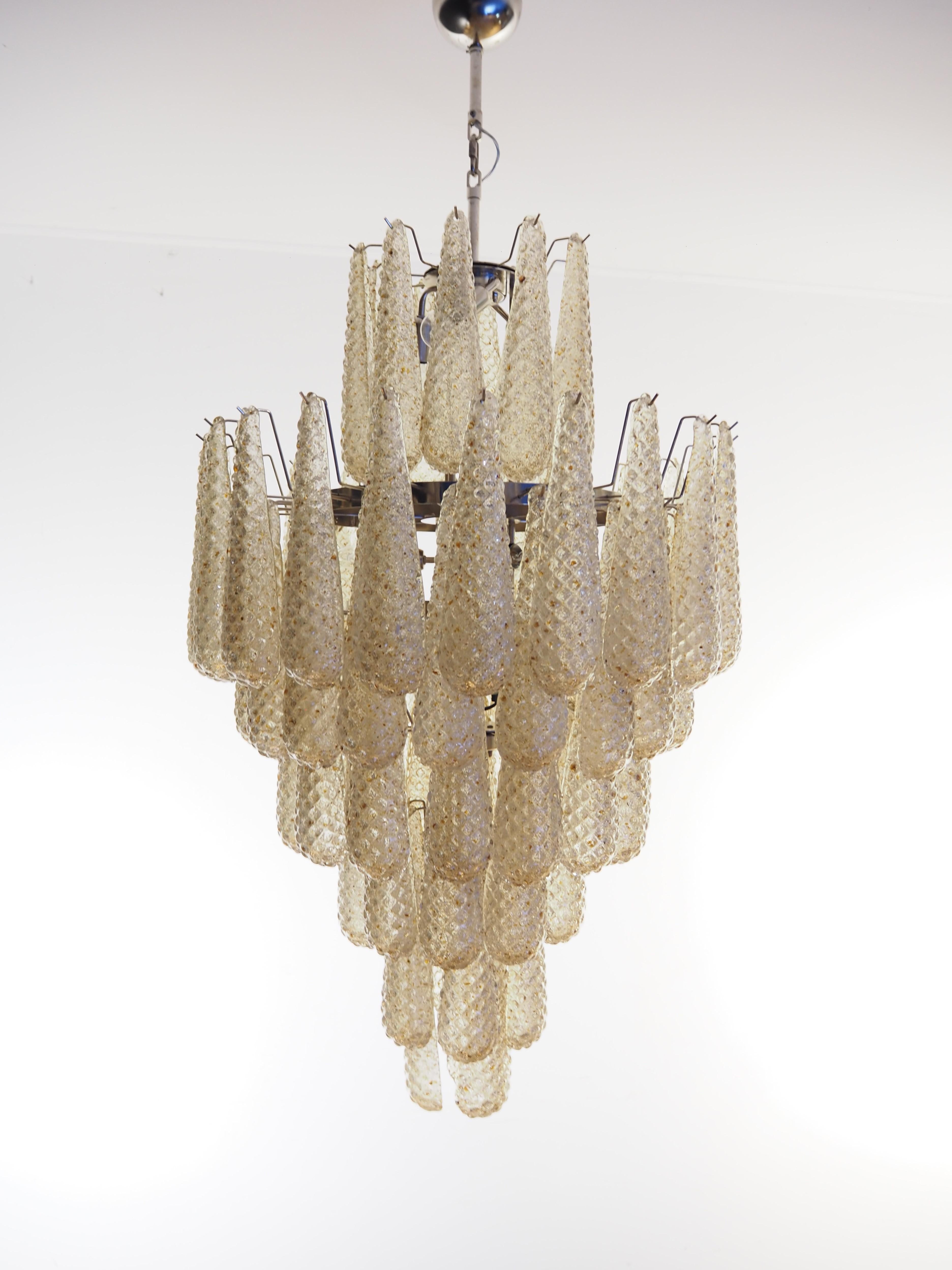 Coppia di grandi lampadari in vetro di Murano con prismi di vetro formati a goccia di colore miele/ambra. u2028Lampadari contemporanei in stile tradizionale italiano di metà secolo.
I lampadari sono composti da 95 prismi di cristallo delle