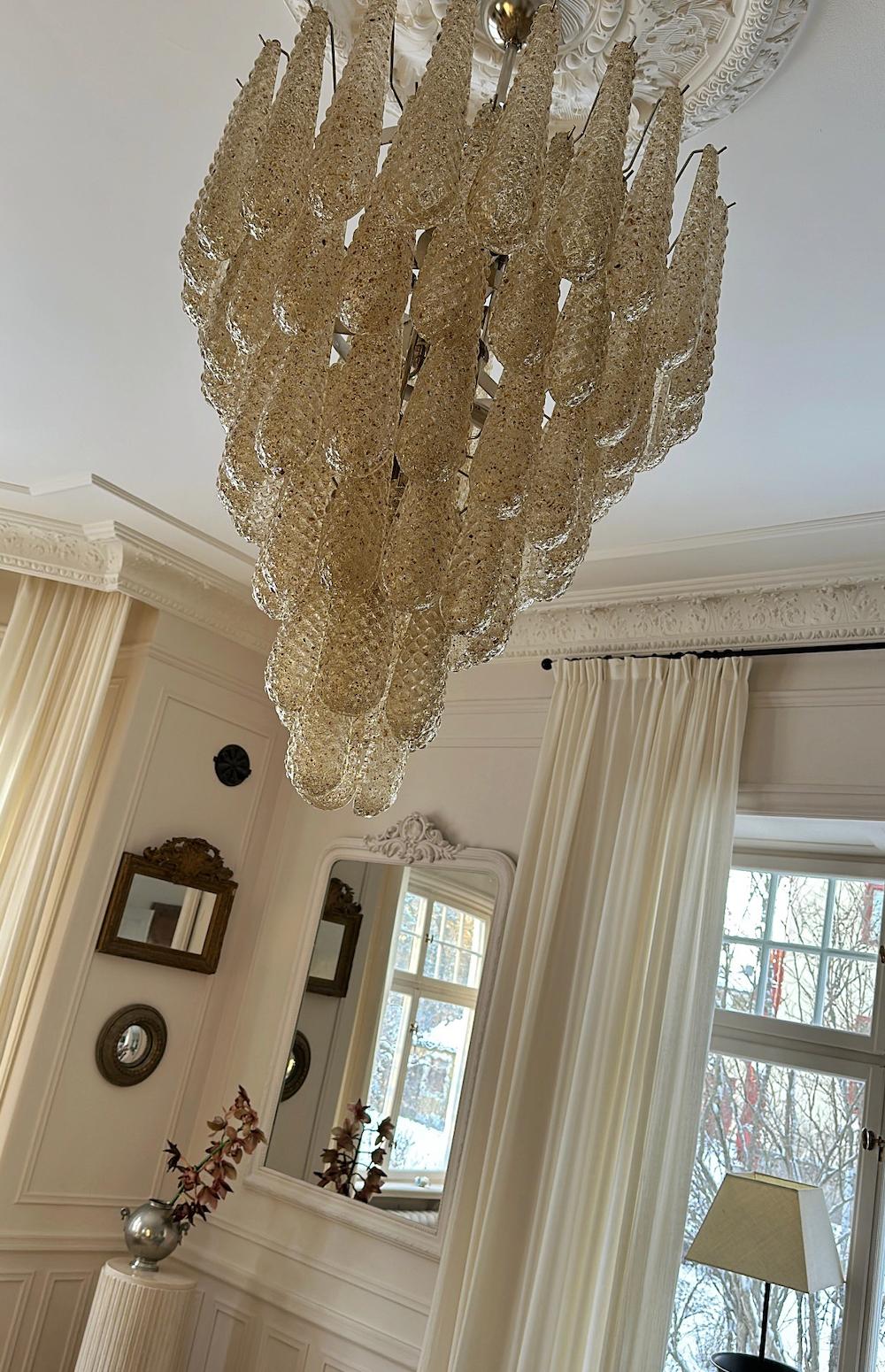 Italiano Coppia di enormi lampadari di Murano nello stile di Venini. Color ambra. in vendita