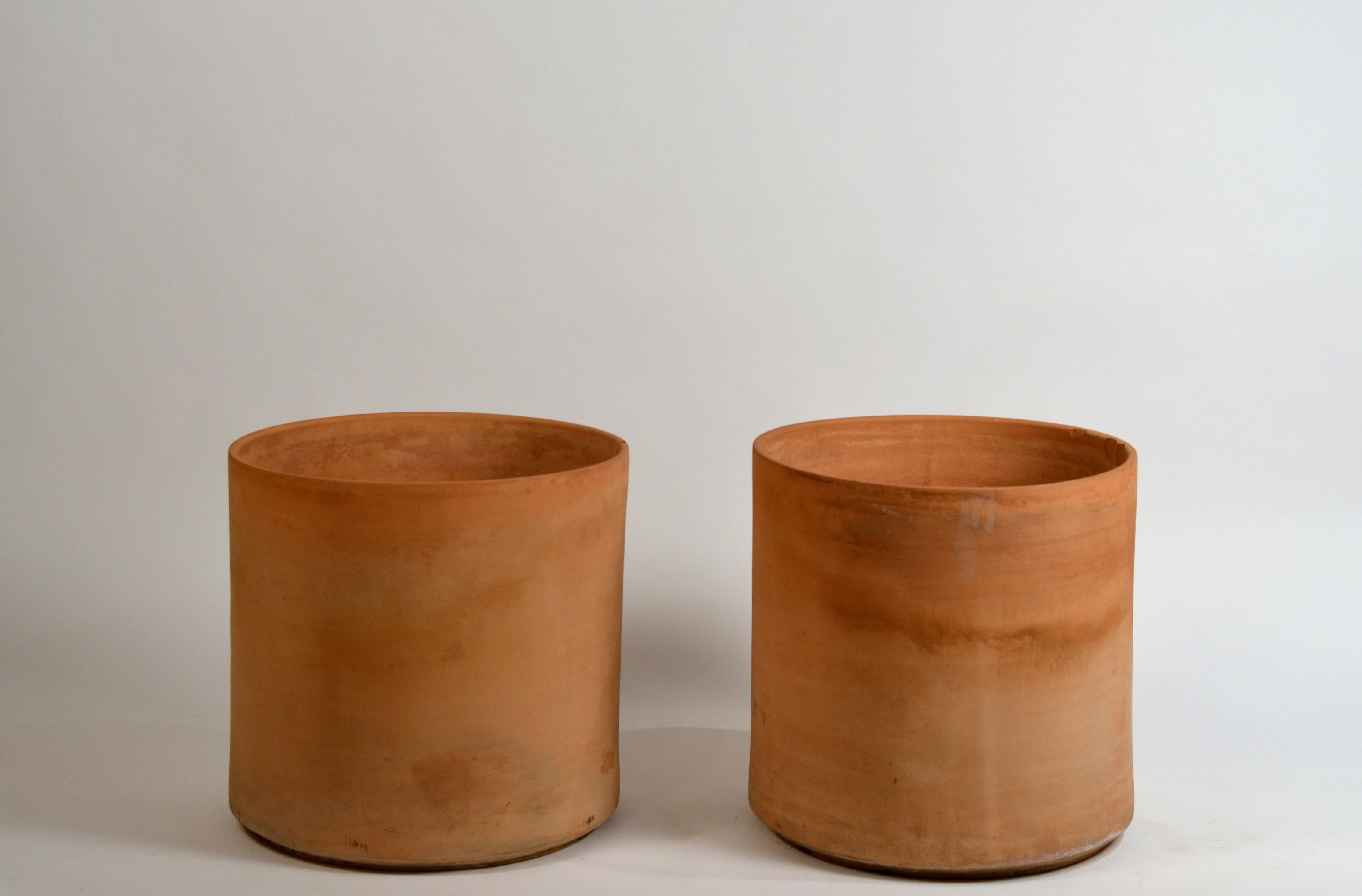 Pair of huge unglazed architectural terracotta planters by Gainey Ceramics.

Rare as a pair in that size with the unglazed finish.

Signed: Gainey Ceramics - La Verne, Calif.