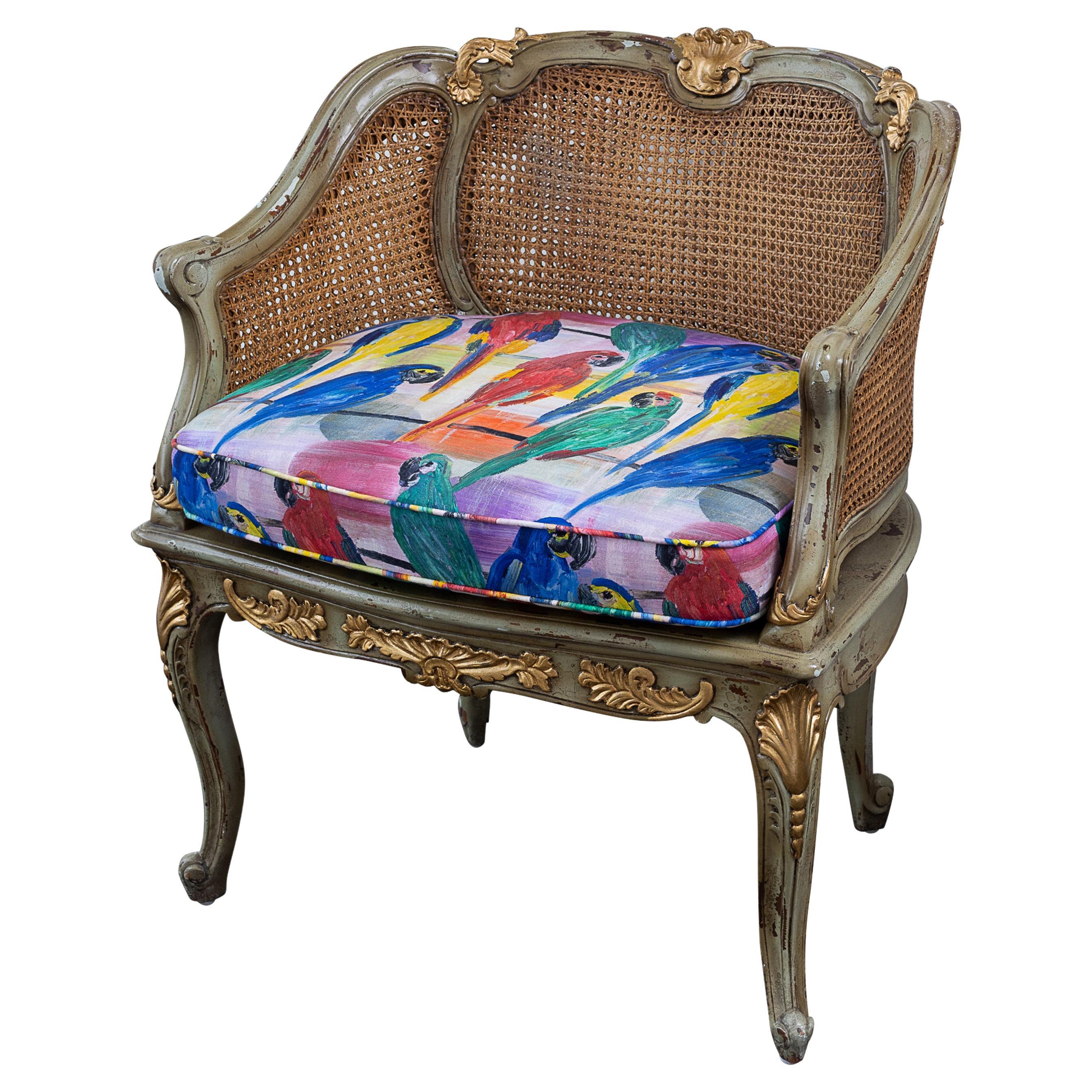 Paire de chaises Hunt Slonem du début du 19ème siècle de style Louis XV français Bergère en vente