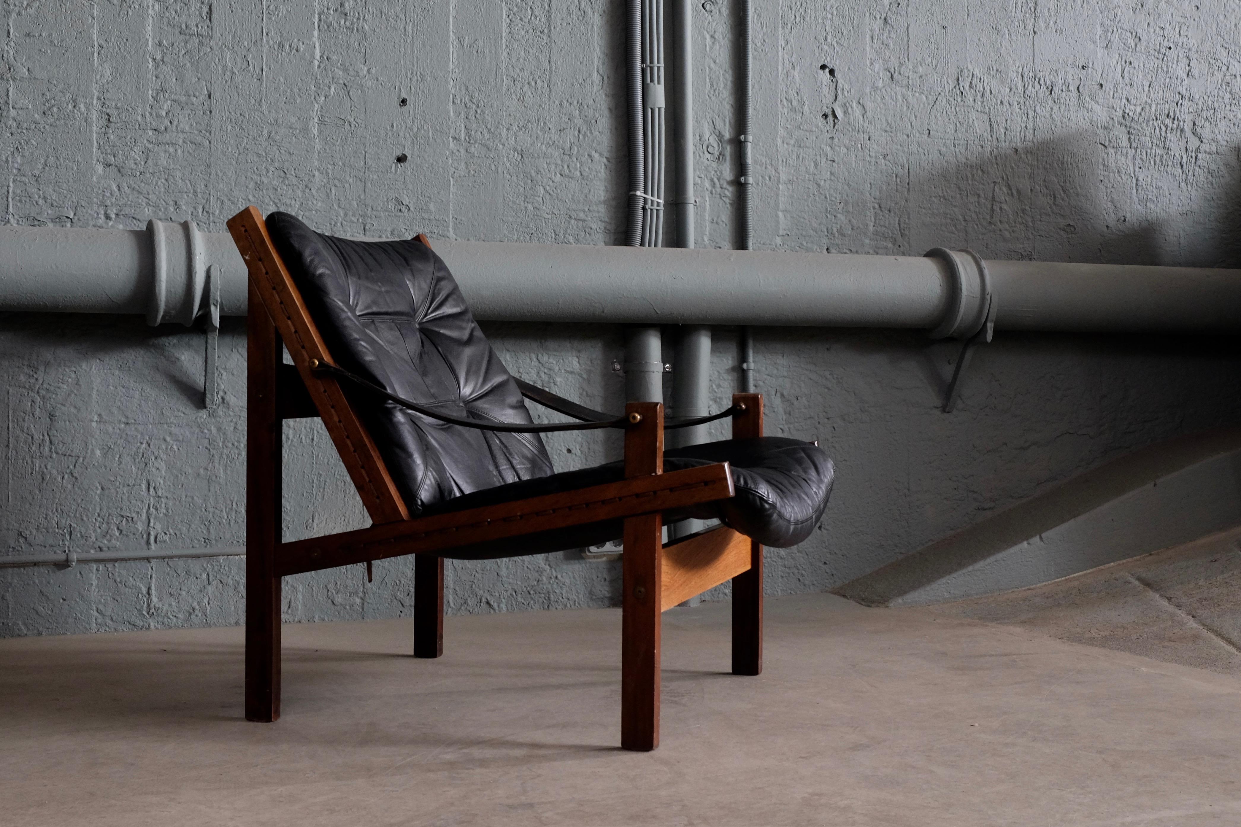 Great pair of safari chairs model hunter designed by Torbjørn Afdal, produced by Bruksbo. Original black leather cushions and straps.


