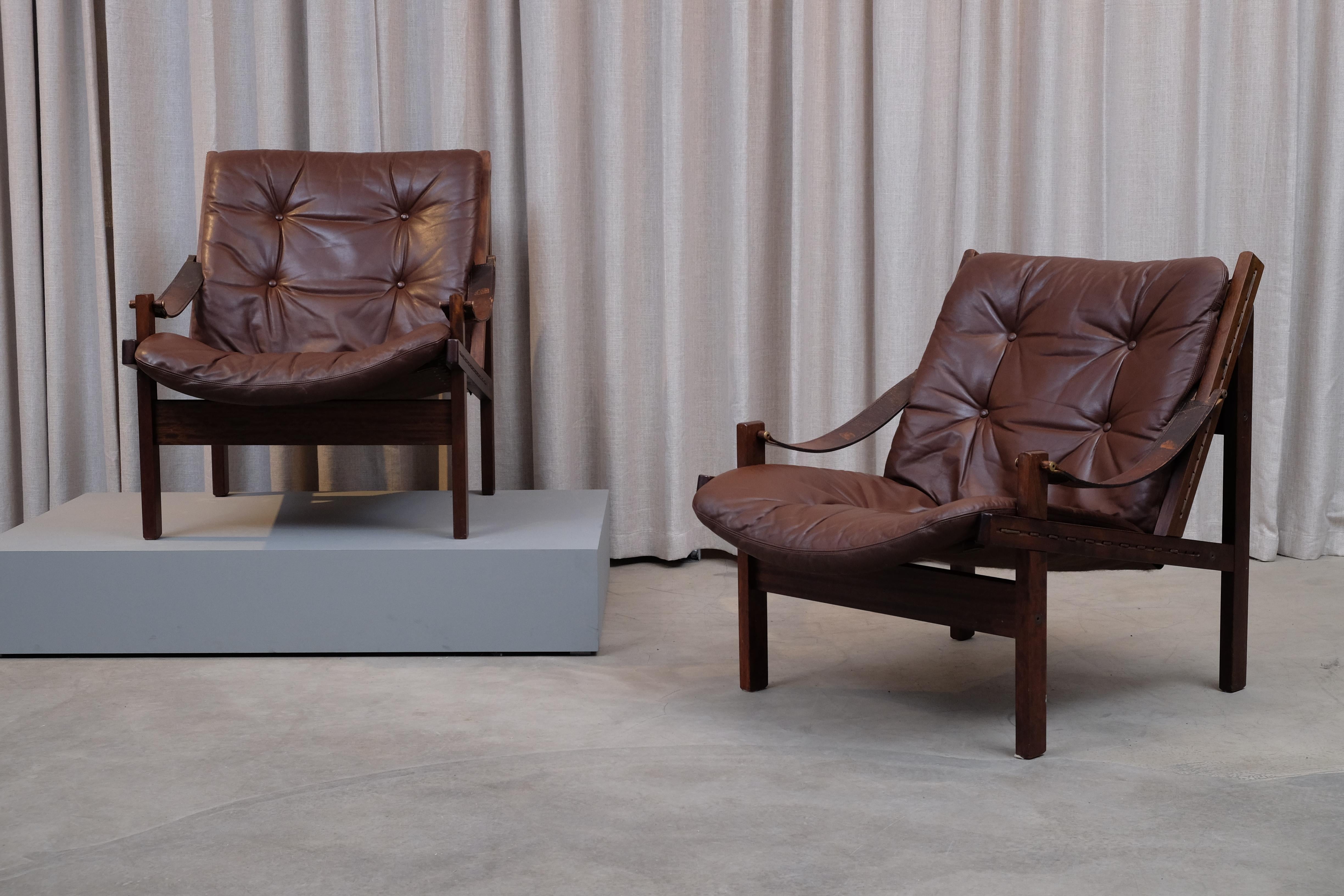 Great pair of safari chairs model hunter designed by Torbjørn Afdal, produced by Bruksbo. Original leather cushions and straps. Excellent vintage condition.


 
