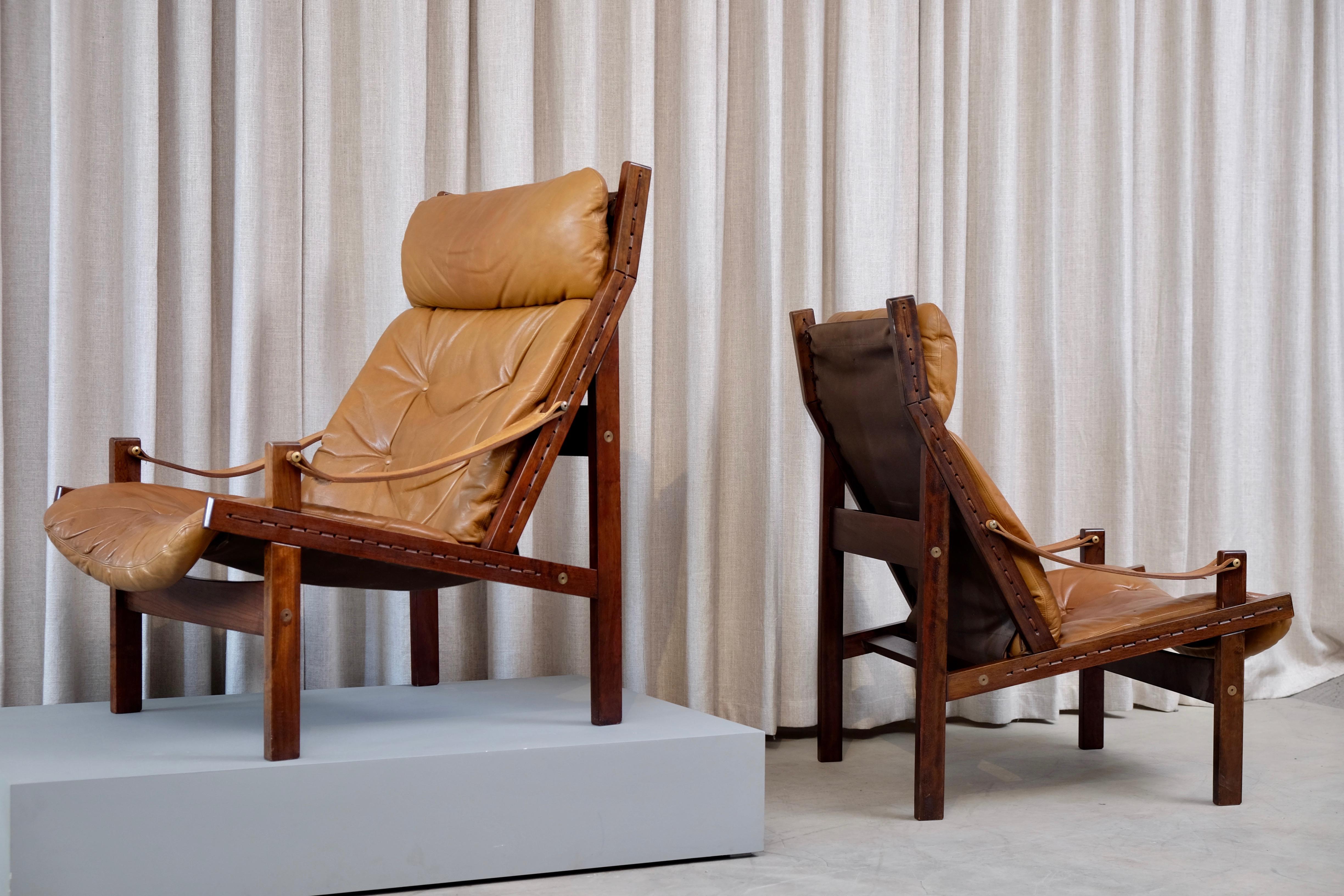 Great pair of safari chairs model hunter designed by Torbjørn Afdal, produced by Bruksbo. Original cognac brown leather cushions and straps. Excellent vintage condition.


 