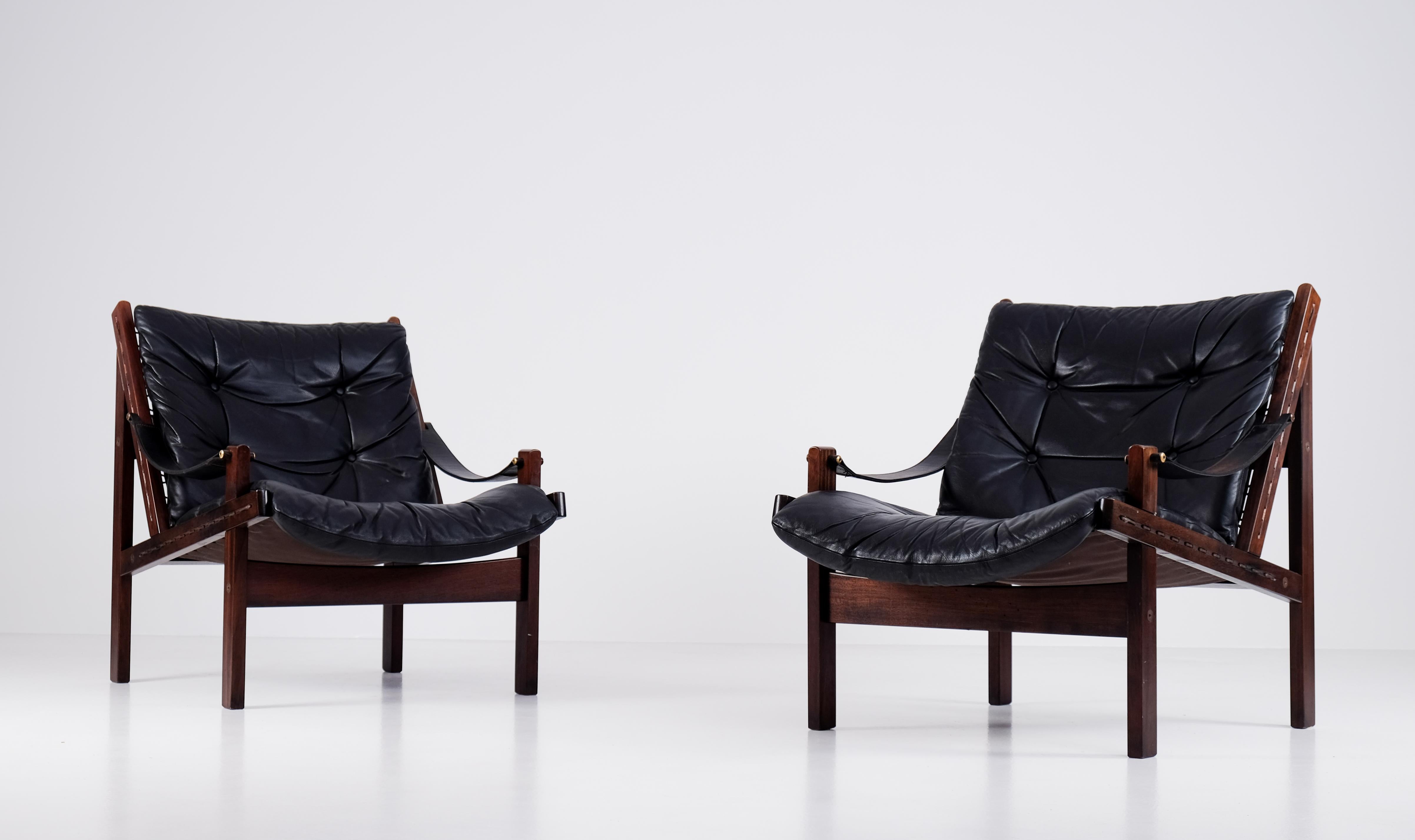 Great pair of safari chairs model Hunter designed by Torbjørn Afdal, produced by Bruksbo. Original black leather cushions and straps. Very good condition. 



