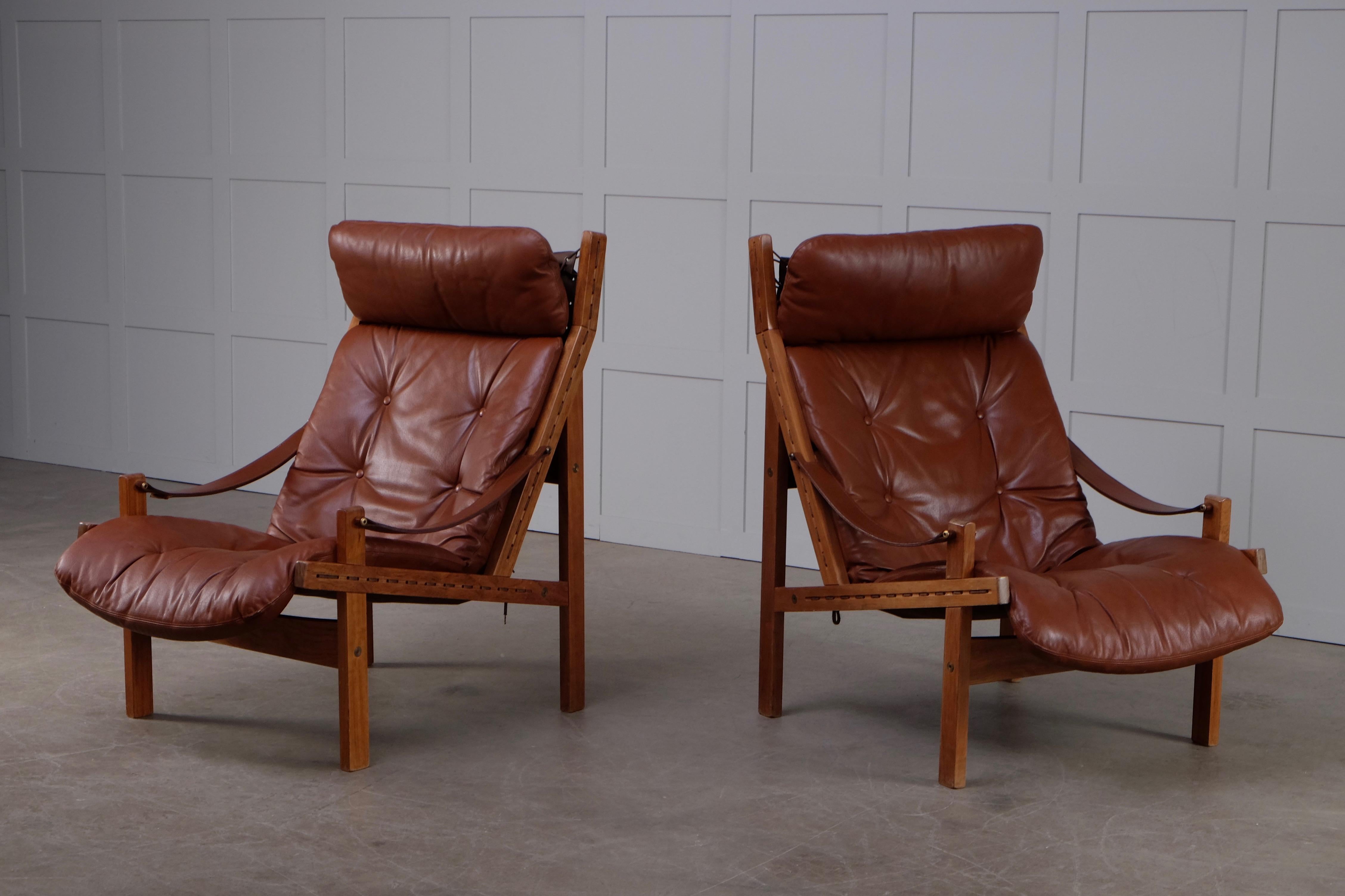 Superbe paire de chaises de safari modèle Hunter conçue par Torbjørn Afdal, produite par Bruksbo. Coussins d'origine en cuir marron. Très bon état vintage.


 
