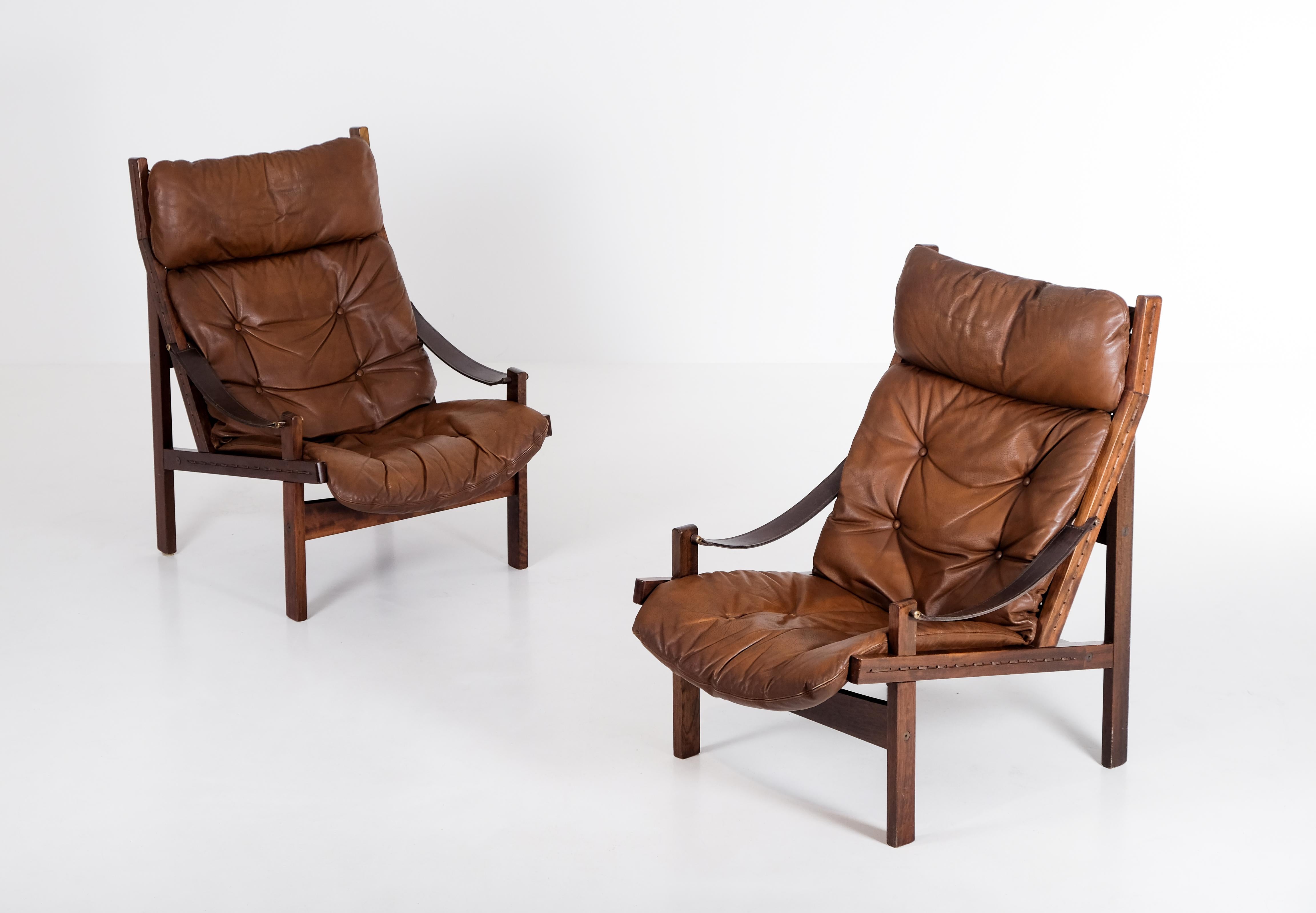 Superbe paire de chaises de safari modèle Hunter conçue par Torbjørn Afdal, produite par Bruksbo. Coussins d'origine en cuir marron. Bon état vintage !


 