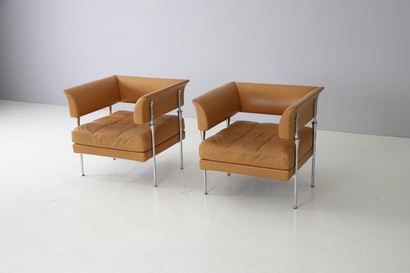 Pair of 'Hydra Castor' lounge chairs designed by Luca Scacchetti for Poltrona Frau, Italy 1992. These chairs date from the late 1990s and are in very good clean condition with normal signs of use. Top quality leather upholstery combined with a