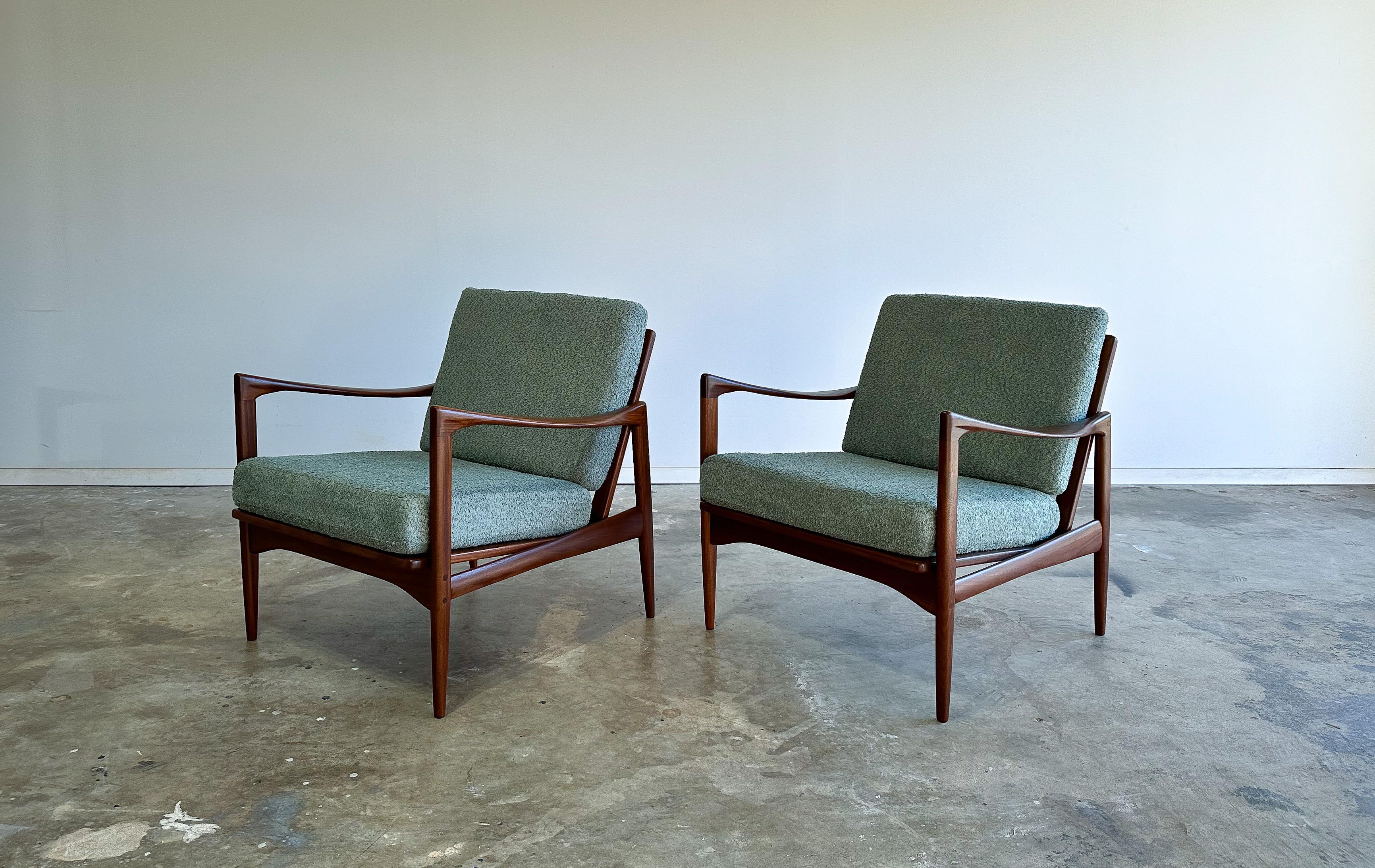 Pair of Ib Kofod-Larsen Candidate Lounge Chairs, Denmark, 1960s In Good Condition In Round Rock, TX
