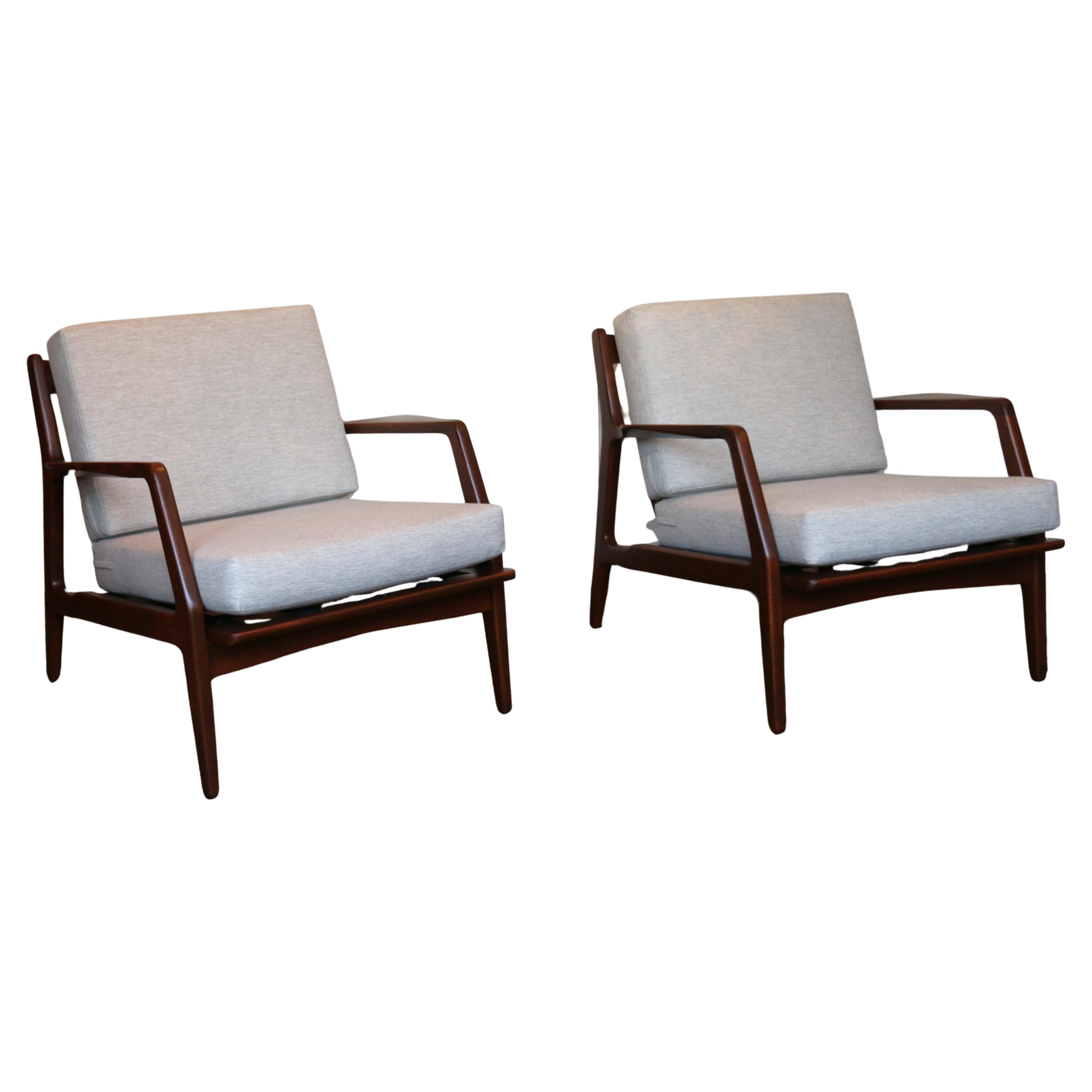 Pair of Ib Kofod-Larsen Danish Modern Sculptural Lounge Chairs — Denmark, 1950s en venta