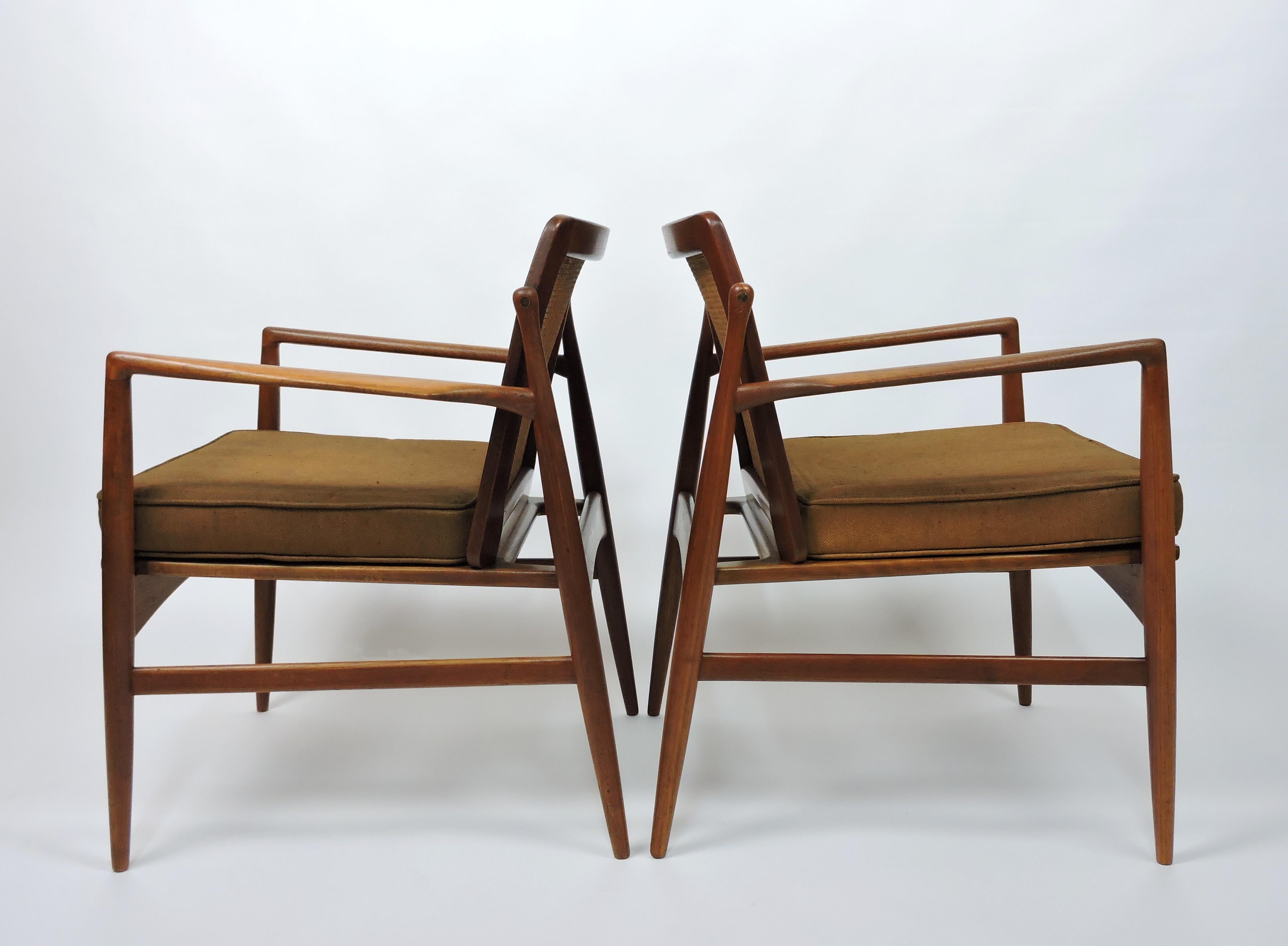 Coppia di sedie moderne in teak Ib Kofod-Larsen per Selig In condizioni buone in vendita a Chesterfield, NJ