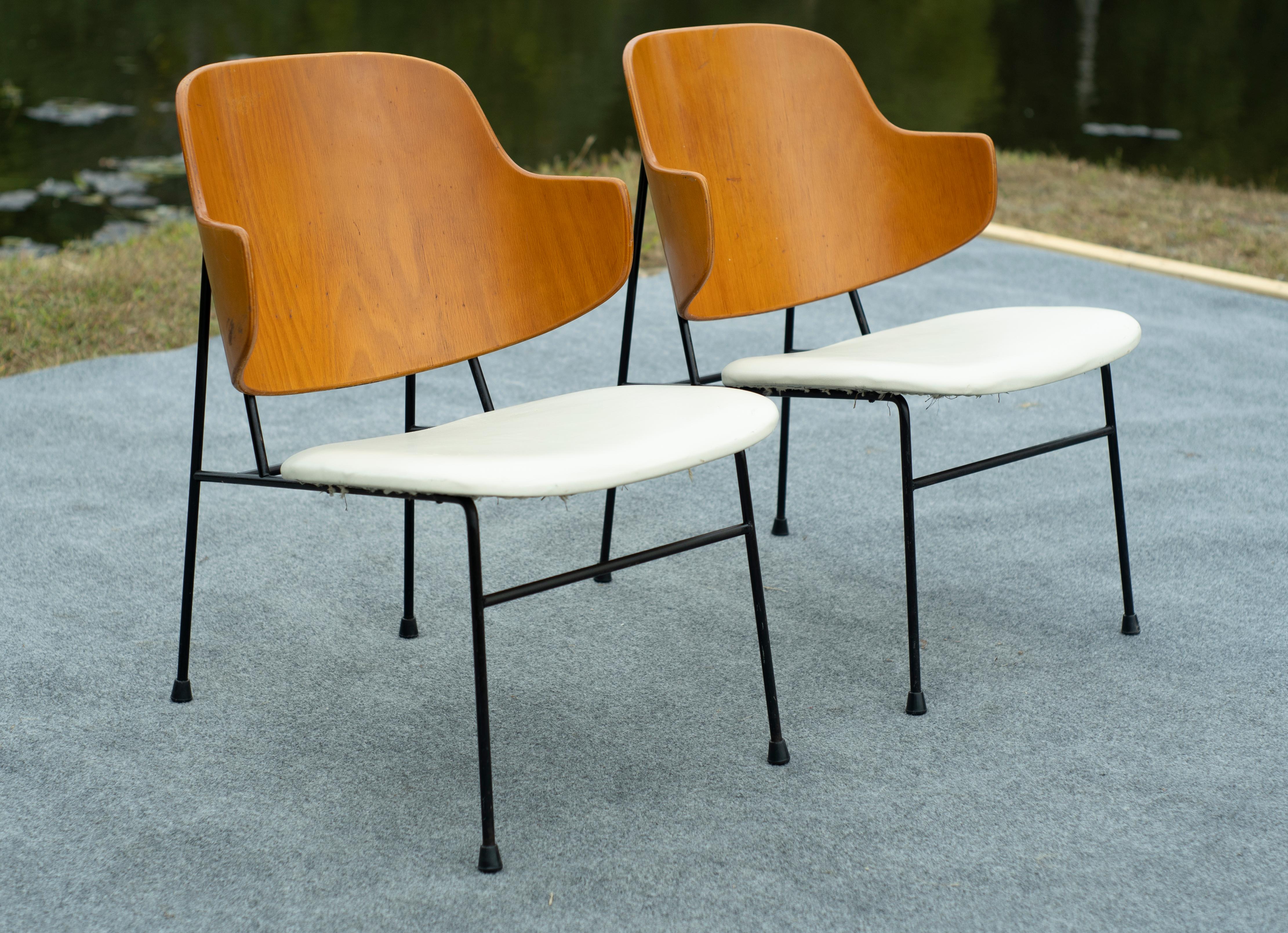 Conçues et fabriquées dans les années 1960, ces chaises impressionnantes ont été produites par Selig au Danemark. Légères et simples, elles sont dotées d'une base en fer forgé noir suffisamment solide pour supporter le poids de n'importe quelle