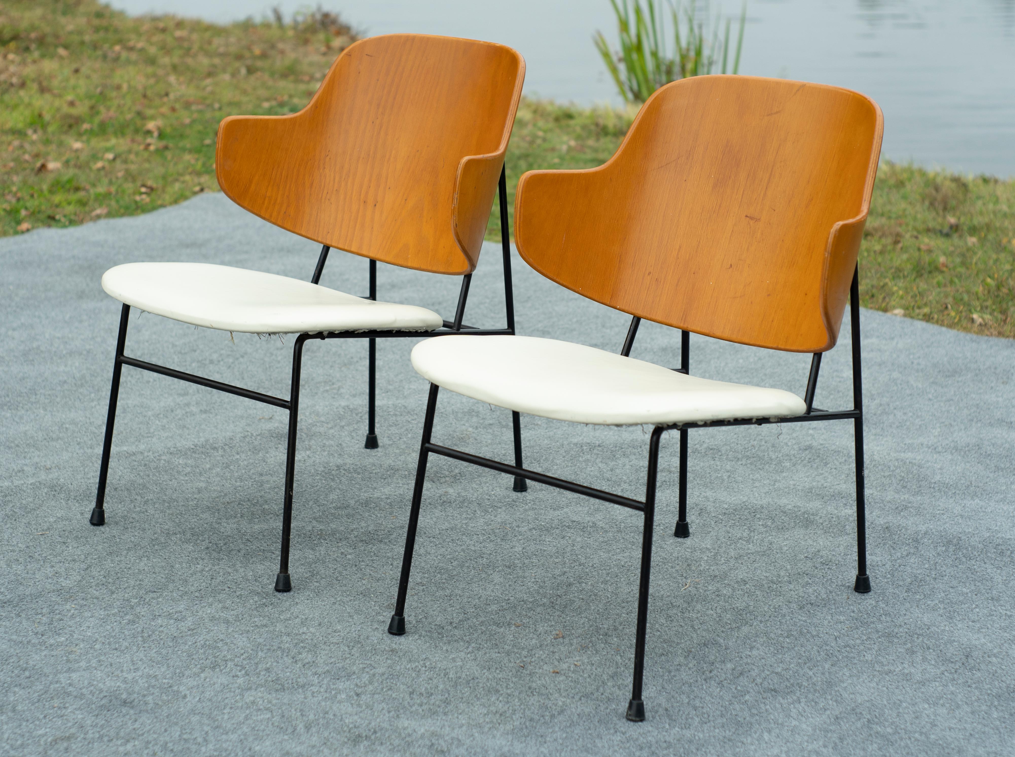 Mid-Century Modern Paire de chaises longues Penguin d'Ib Kofod-Larsen en fer forgé, cuir et bois cintré en vente