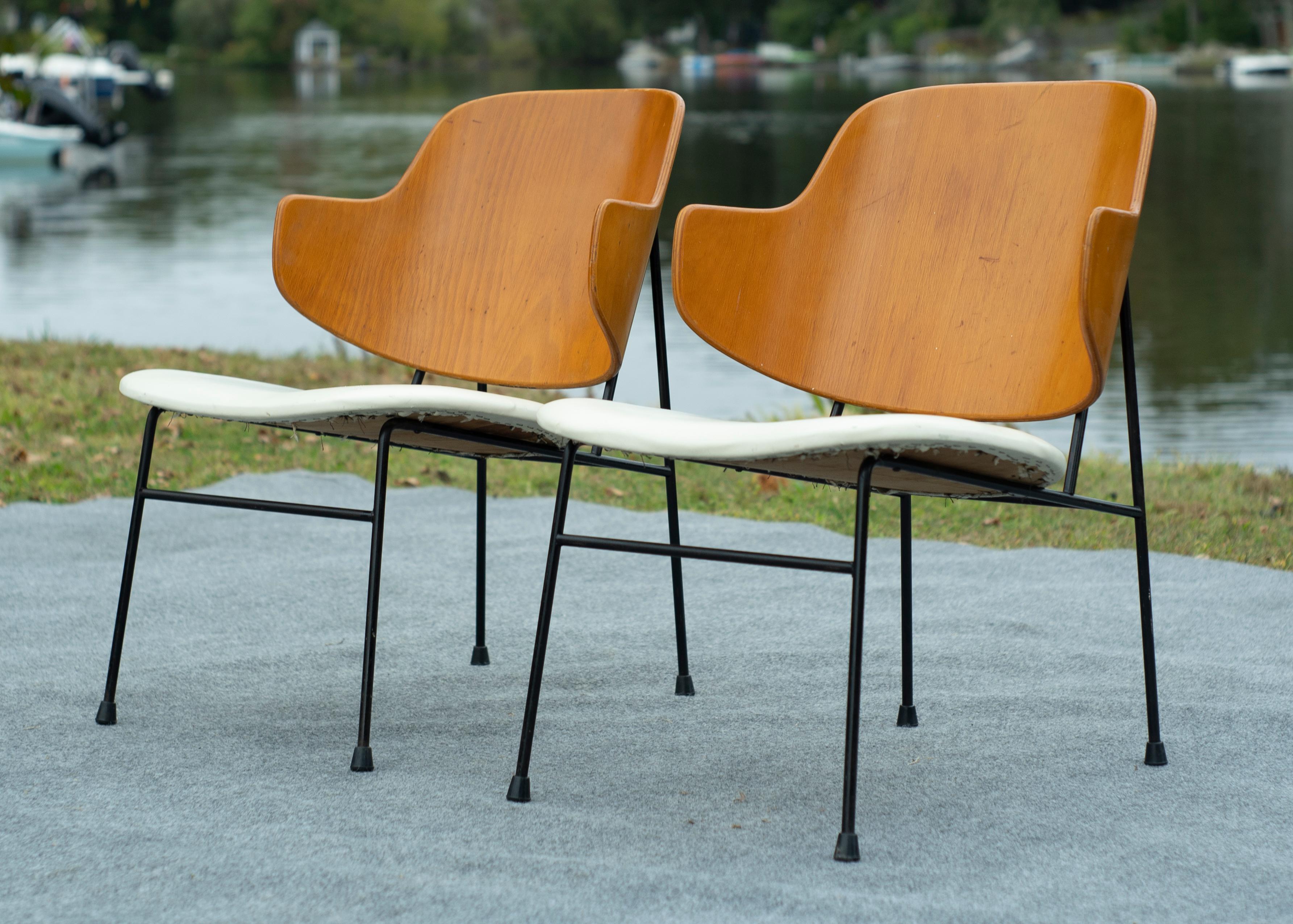 Paire de chaises longues Penguin d'Ib Kofod-Larsen en fer forgé, cuir et bois cintré Bon état - En vente à Philadelphia, PA