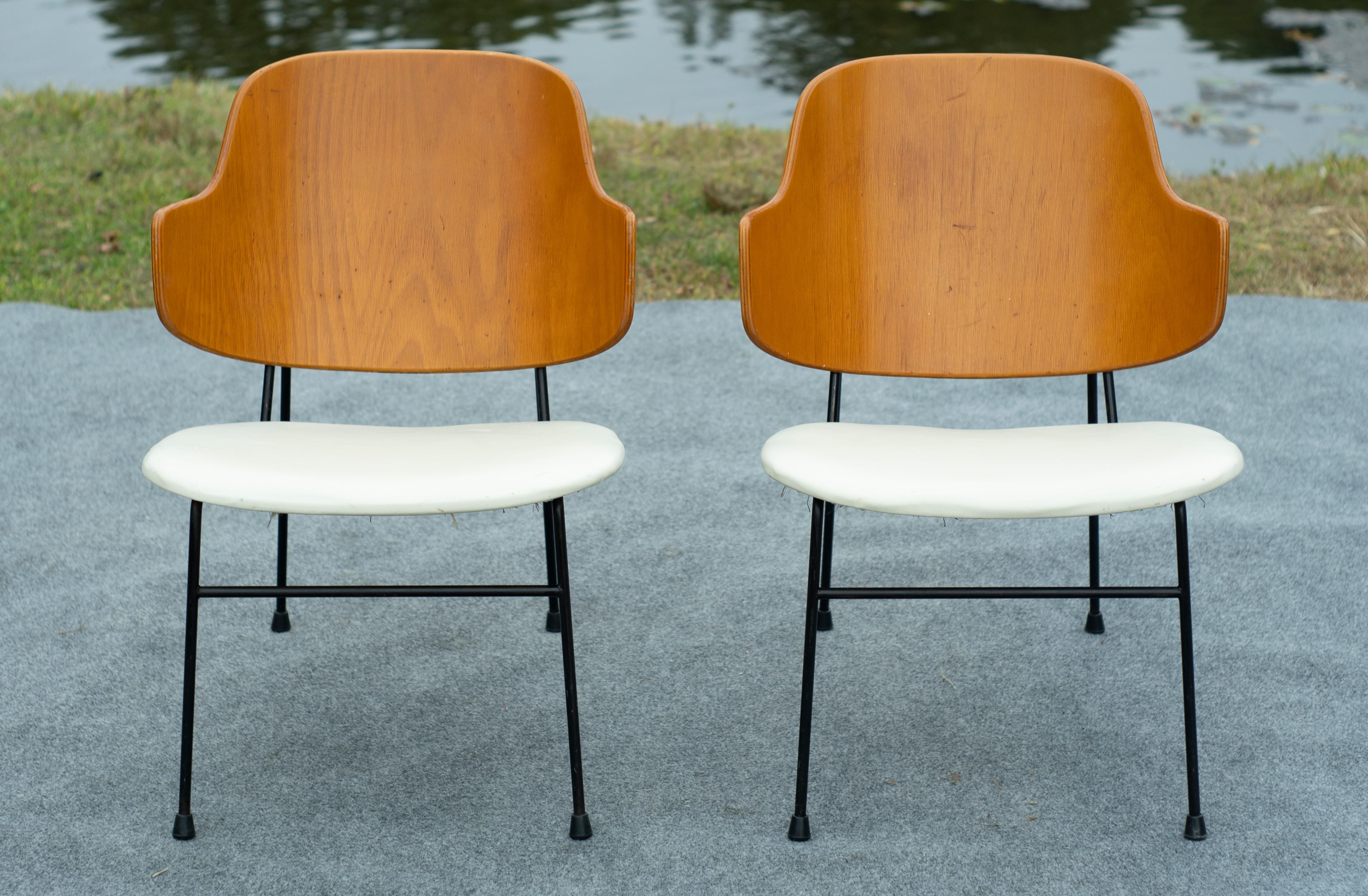 Milieu du XXe siècle Paire de chaises longues Penguin d'Ib Kofod-Larsen en fer forgé, cuir et bois cintré en vente