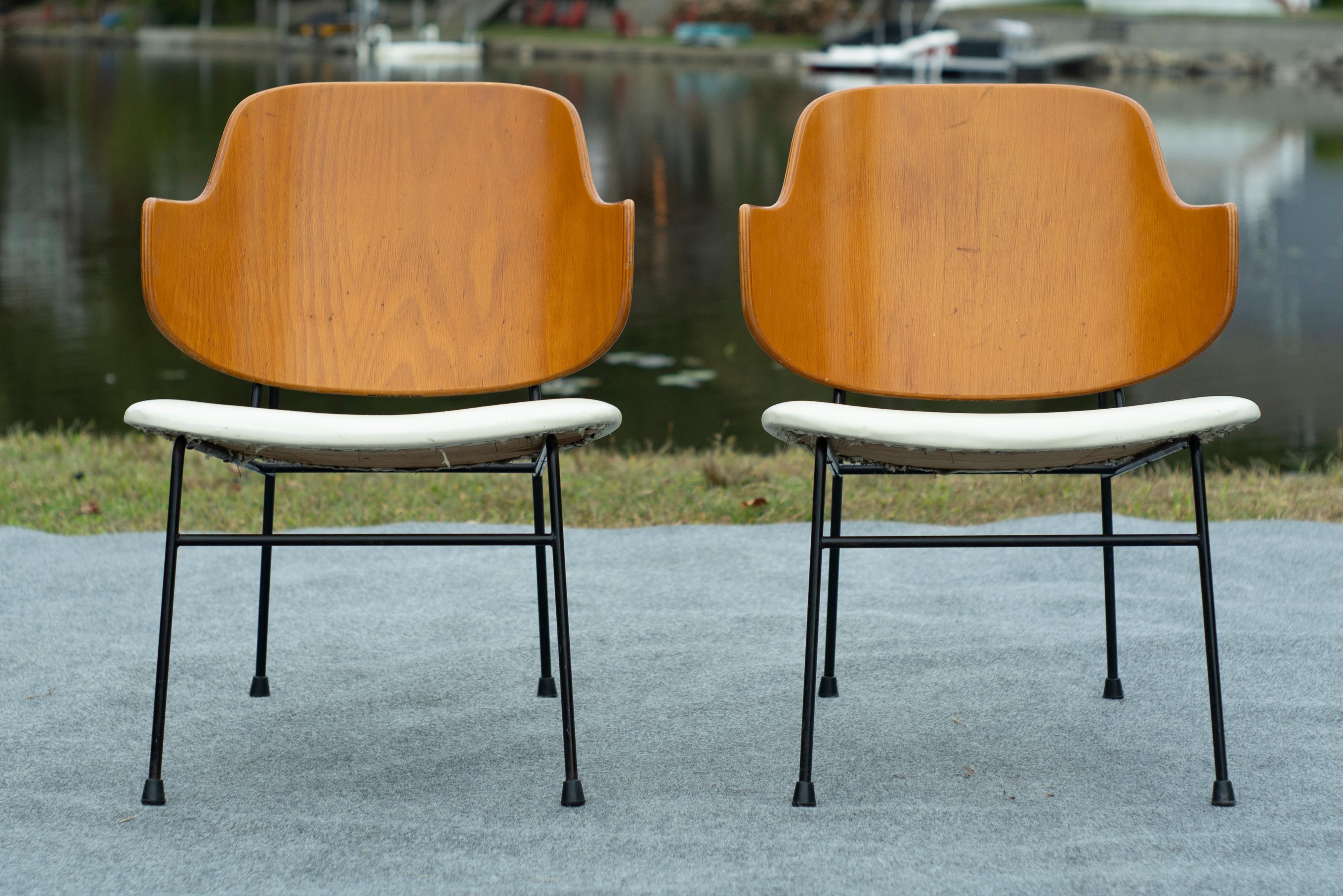 Cuir Paire de chaises longues Penguin d'Ib Kofod-Larsen en fer forgé, cuir et bois cintré en vente