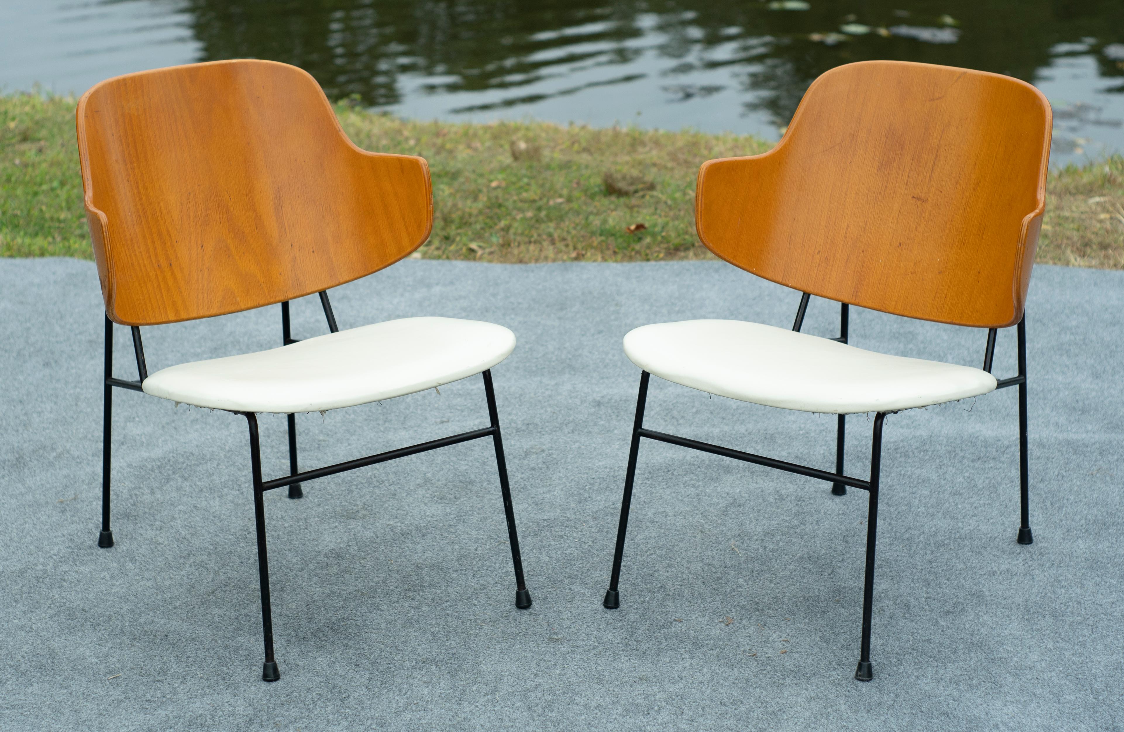 Paire de chaises longues Penguin d'Ib Kofod-Larsen en fer forgé, cuir et bois cintré en vente 1