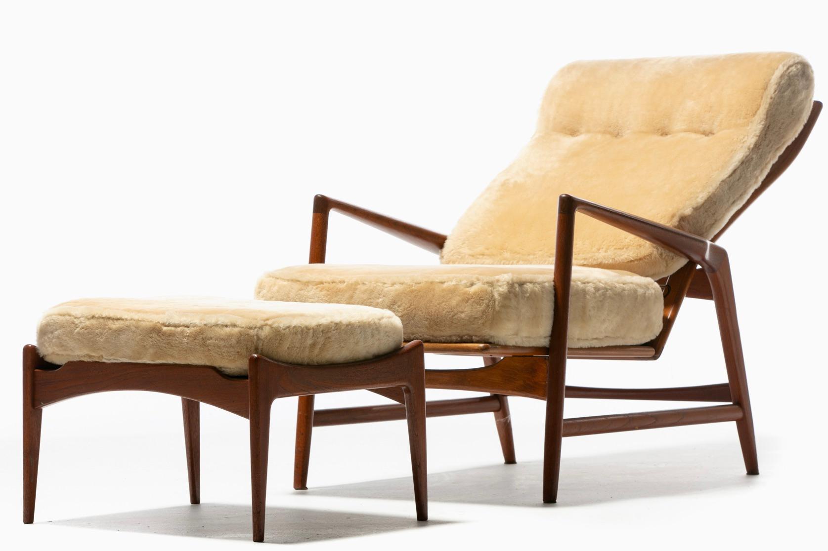 Scandinavian Modern Pair of Ib Kofod-Larsen Sheepskin & Walnut Reclining Lounge Chairs & Ottomans