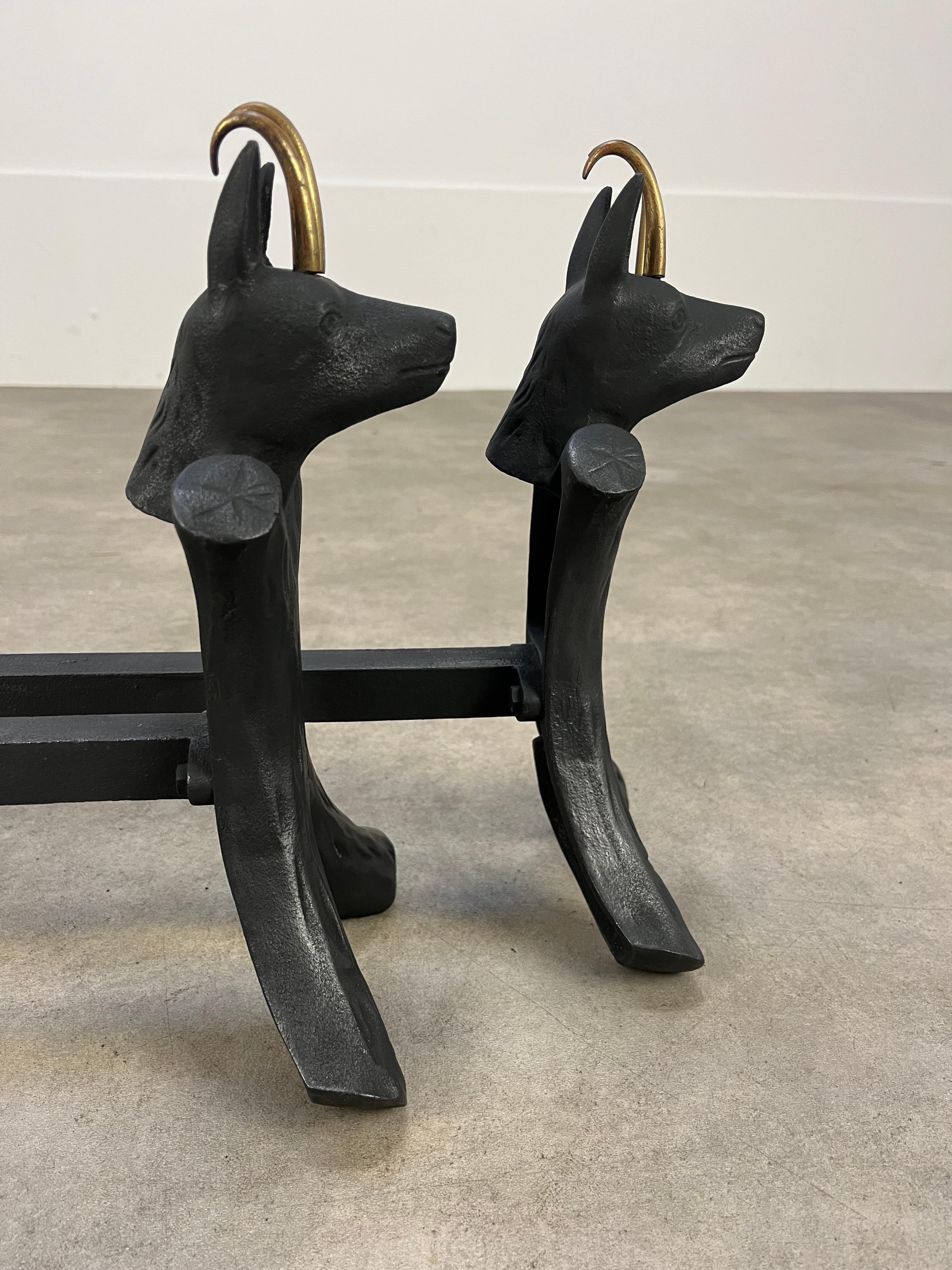 Metà XX secolo Coppia di Androni in ferro battuto con animali di stambecco, Francia, anni '50, metà del secolo scorso in vendita