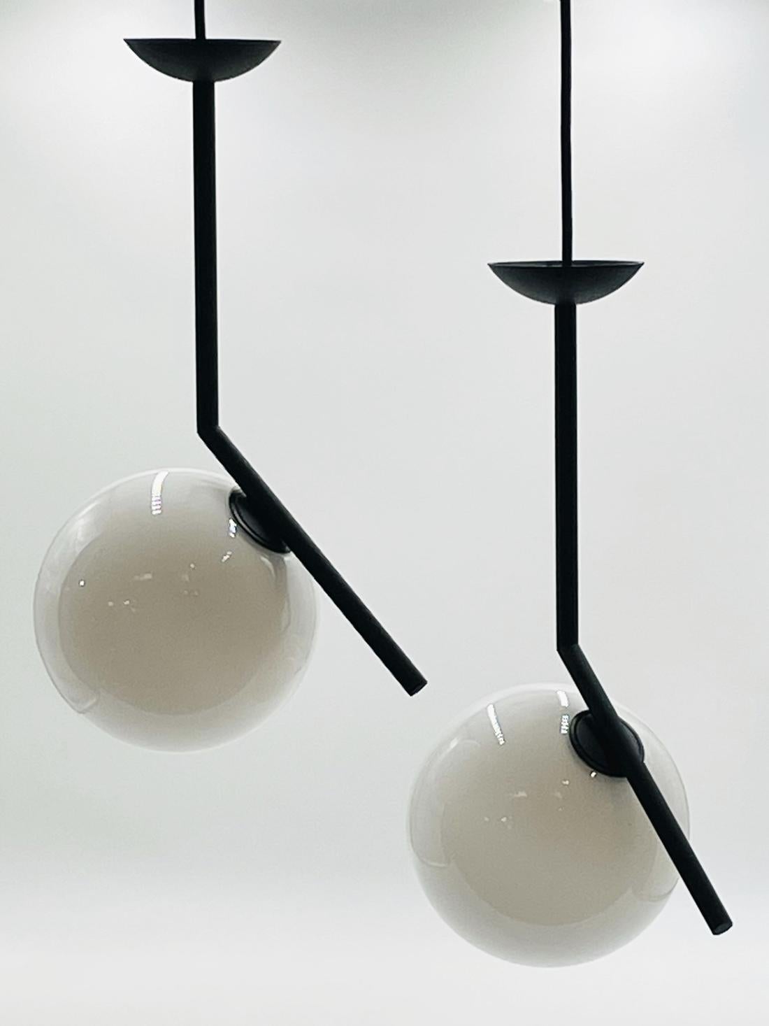 Paire de lampes à suspension IC S de Michael Anastassiades pour FLOS Bon état - En vente à Los Angeles, CA