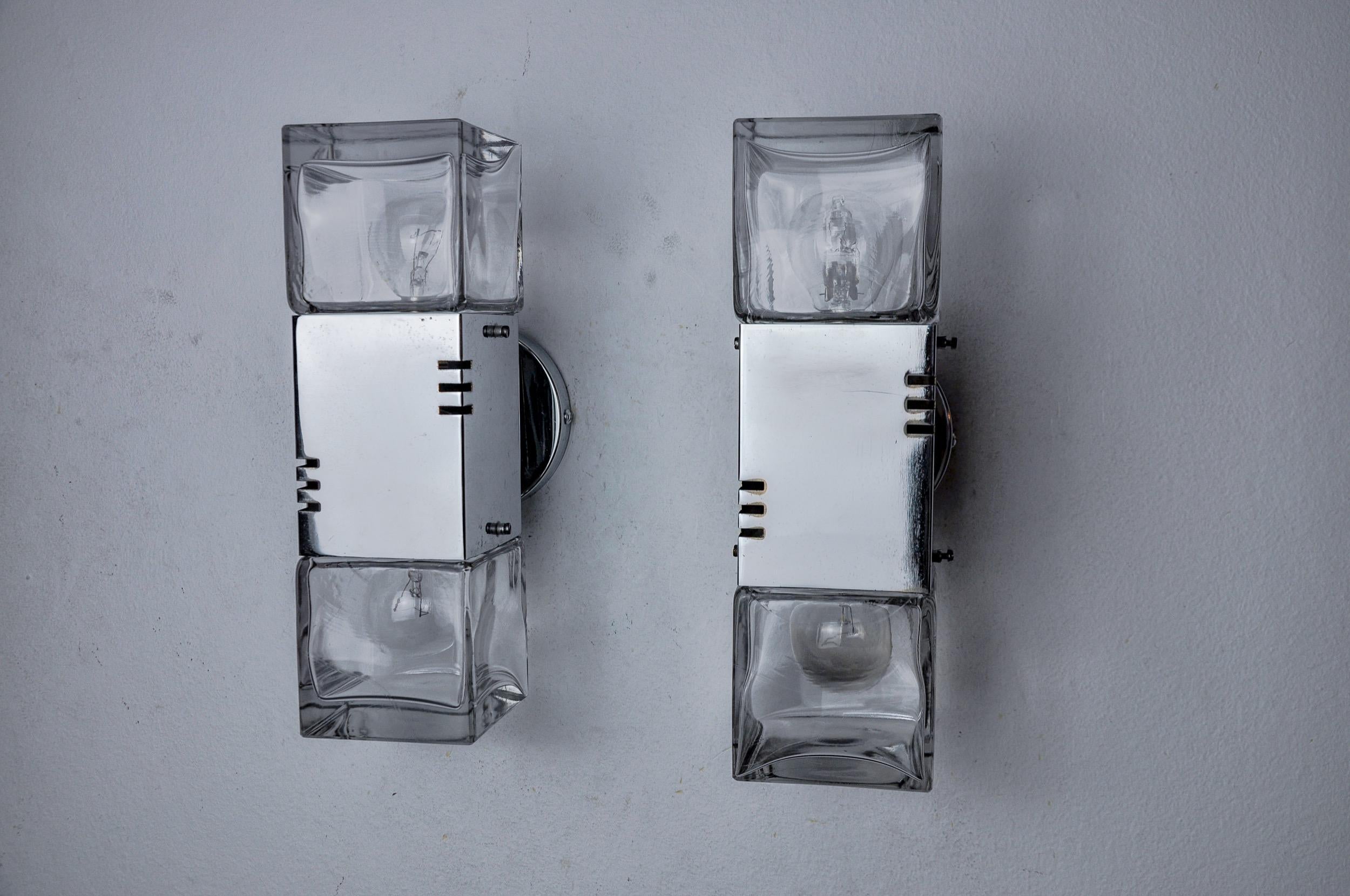 Hollywood Regency Pair of ice cubes sconces by Sciolari, murano glass, Italy, 1970 For Sale