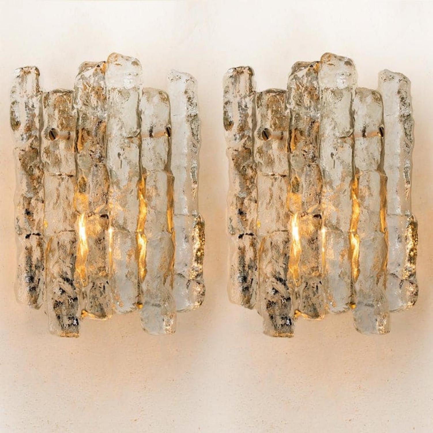 Coppia di due bellissime ed eleganti applique o appliques moderne in ottone, prodotte da J.T. Kalmar Austria negli anni '1960. Un design incantevole, realizzato con uno standard molto elevato.

Ogni applique ha due lastre di vetro di ghiaccio solido