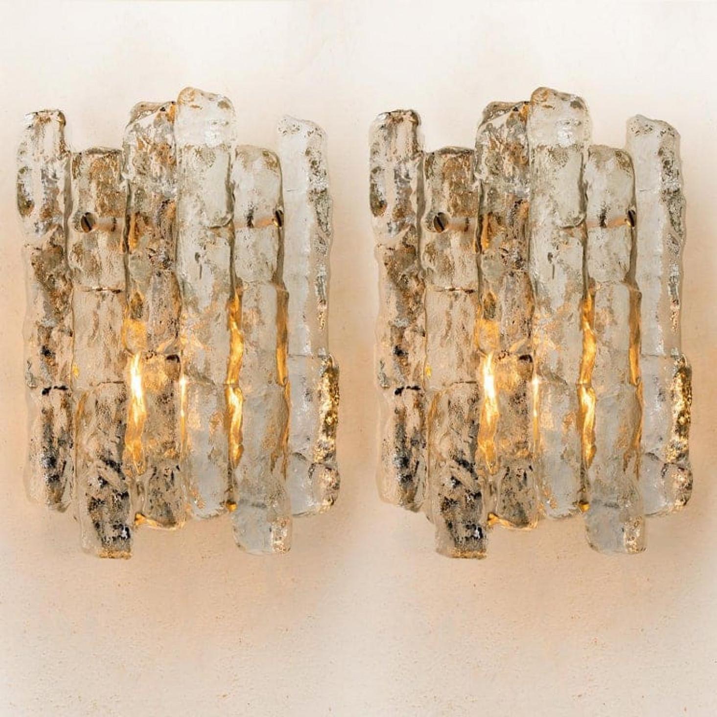 Pareja de dos hermosos y elegantes apliques o apliques modernos de latón, fabricados por J.T. Kalmar Austria en la década de 1960. Un diseño encantador, ejecutado a un nivel muy alto.

Cada aplique tiene dos láminas de cristal de hielo macizo